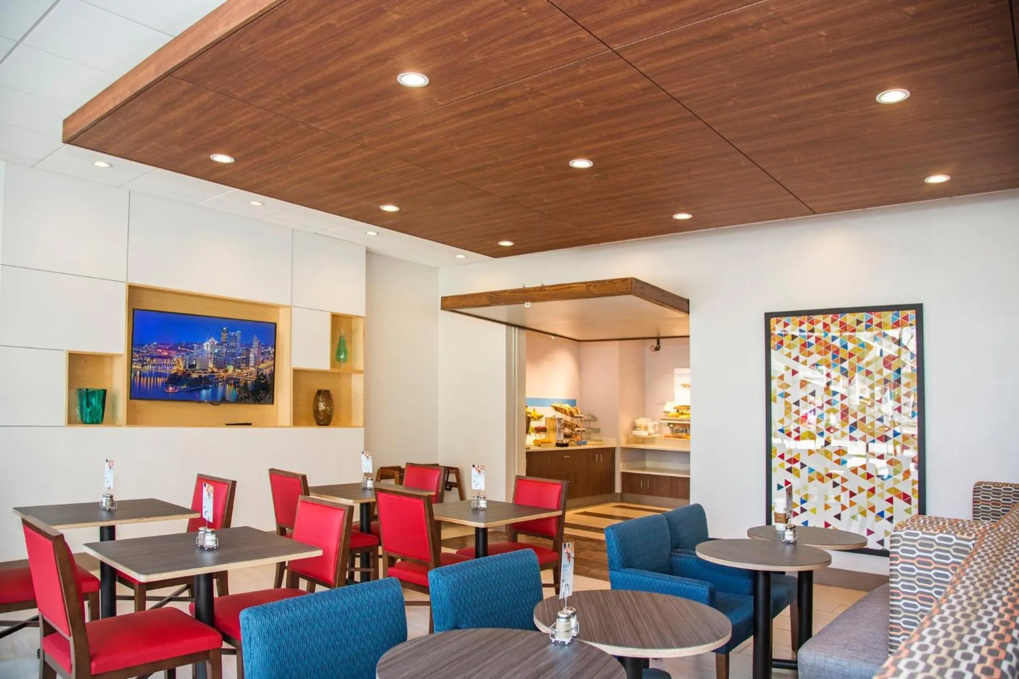 Breakfast in Holiday Inn Express & Suites Pittsburgh North Shore by IHG