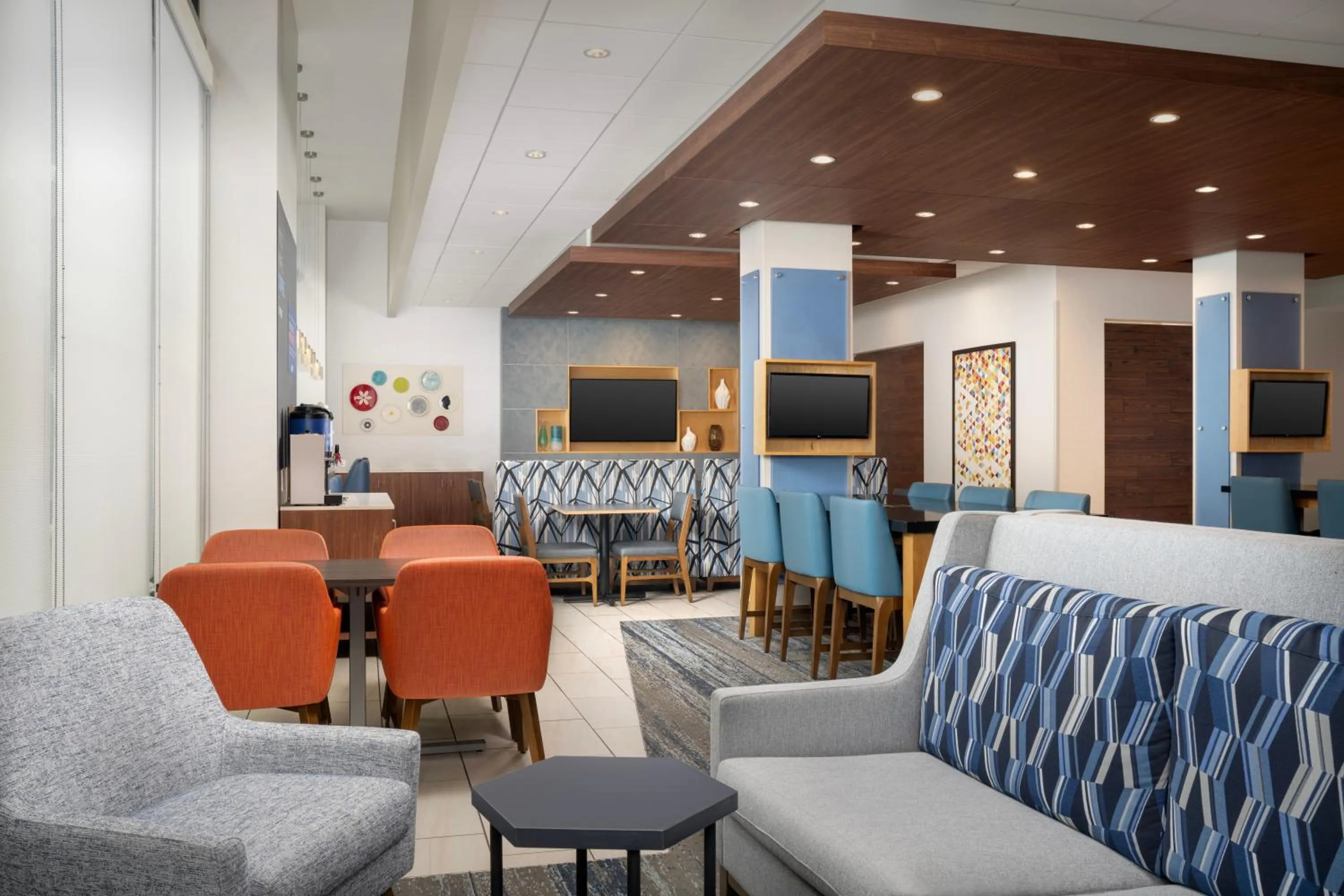 Lobby or reception in Holiday Inn Express & Suites Pittsburgh North Shore by IHG