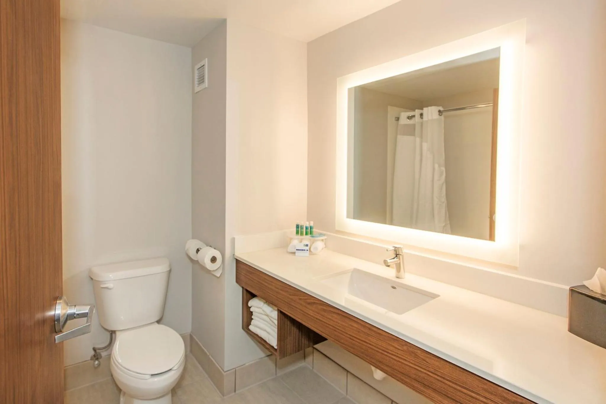 Photo of the whole room in Holiday Inn Express & Suites Pittsburgh North Shore by IHG