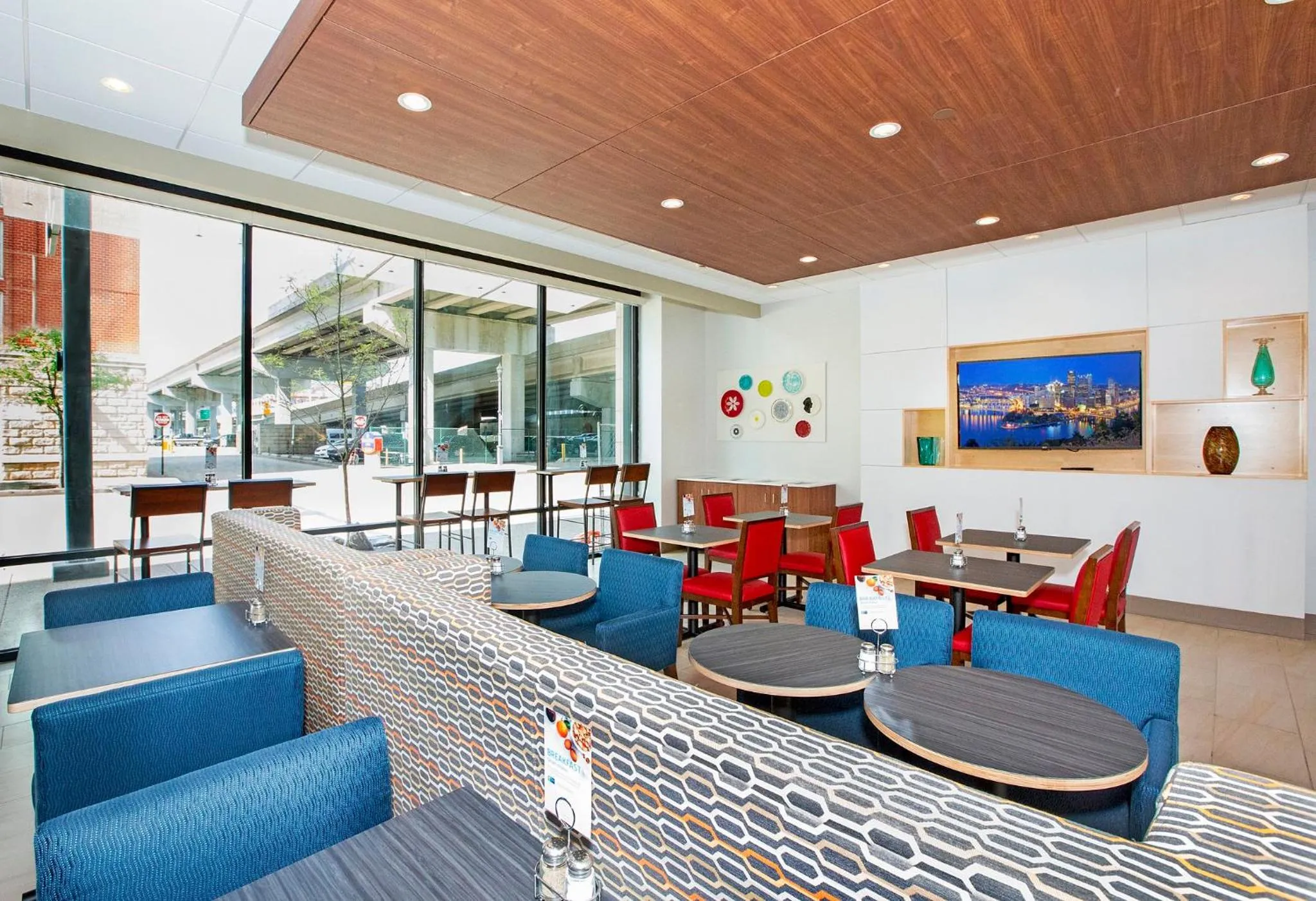 Breakfast in Holiday Inn Express & Suites Pittsburgh North Shore by IHG