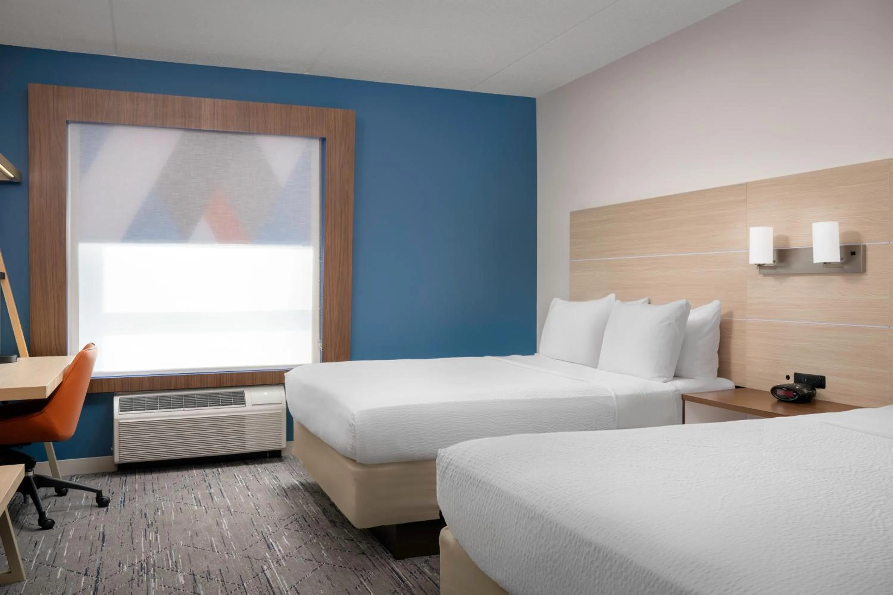 Bedroom, Bed in Holiday Inn Express & Suites Pittsburgh North Shore by IHG