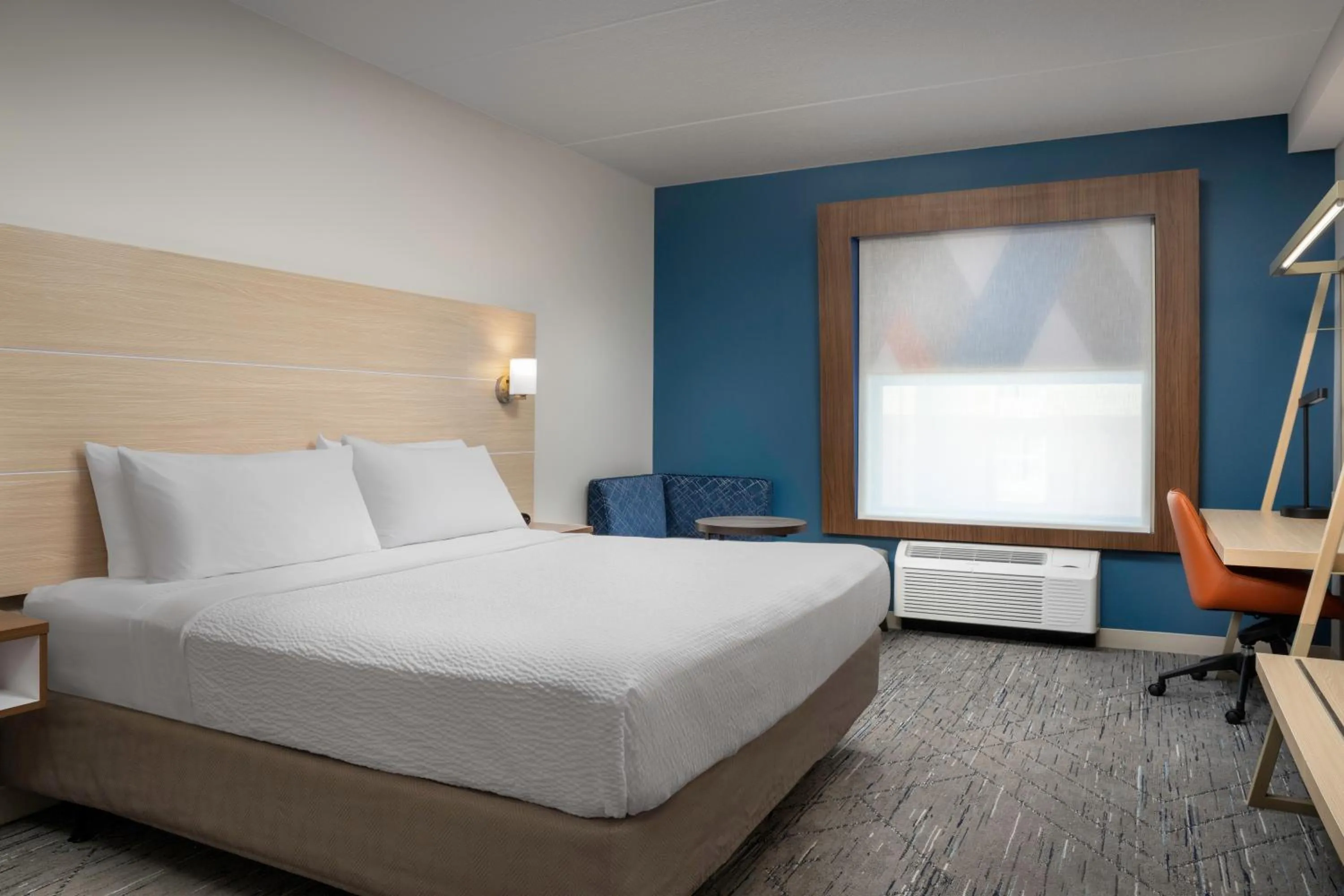 Bedroom, Bed in Holiday Inn Express & Suites Pittsburgh North Shore by IHG