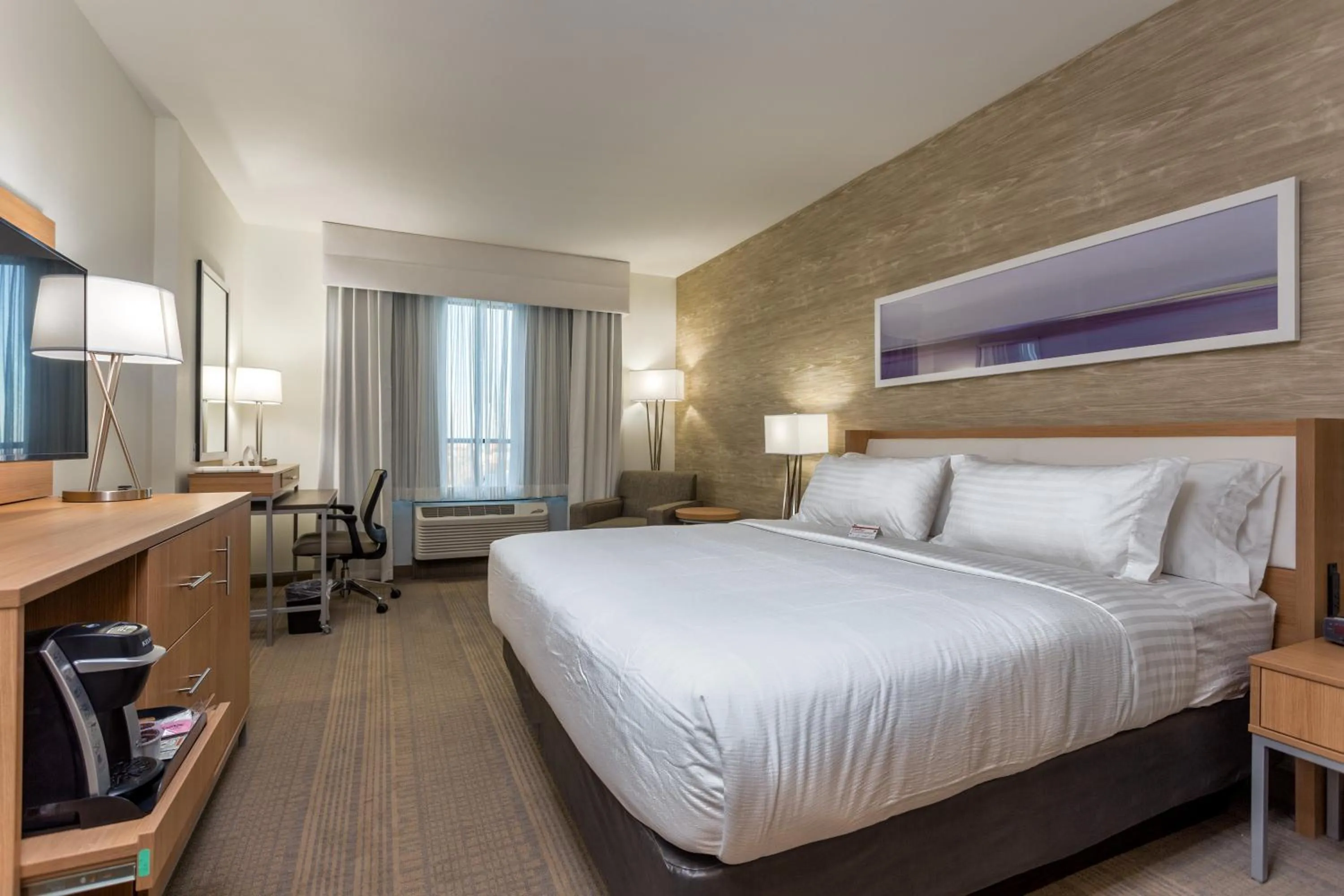 Photo of the whole room, Bed in Holiday Inn San Marcos Convention Center by IHG