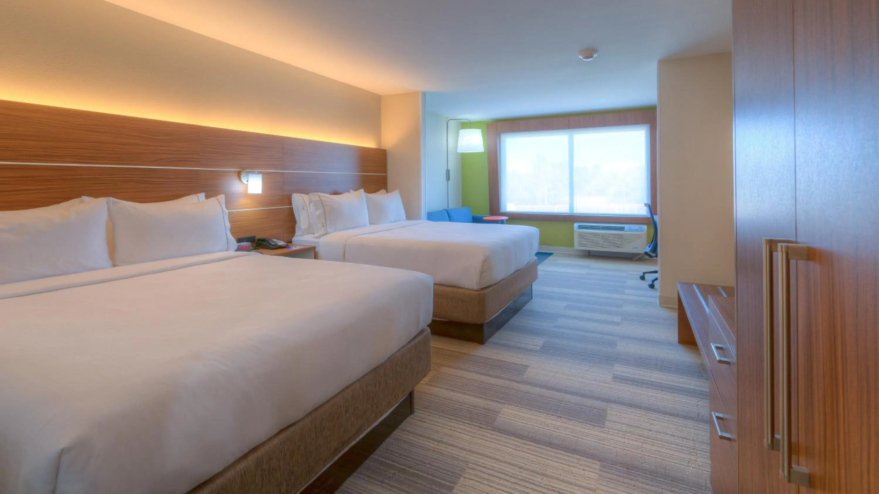 Photo of the whole room, Bed in Holiday Inn Express & Suites Tulsa Midtown by IHG