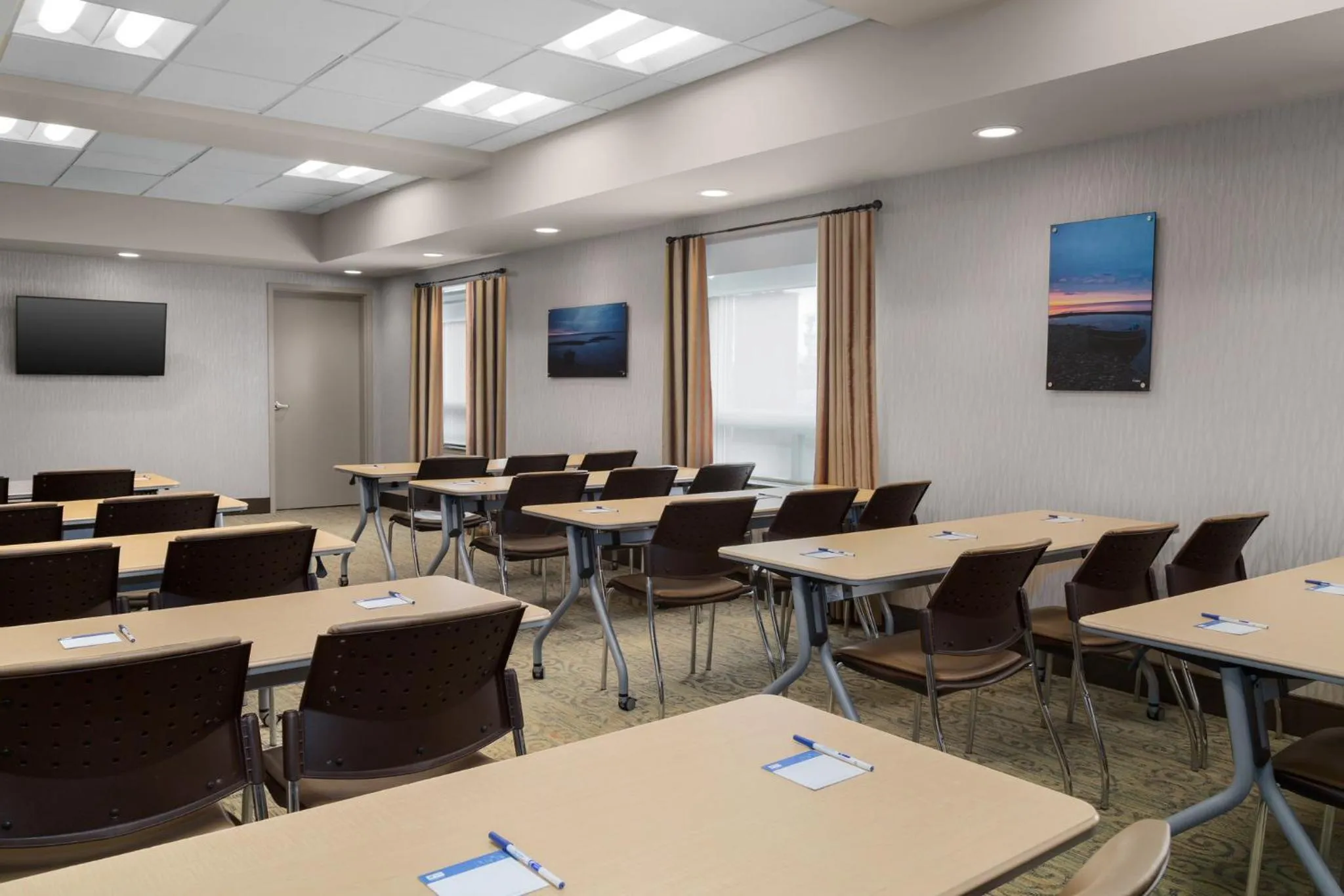 Meeting/conference room in Holiday Inn Express & Suites Cold Lake by IHG