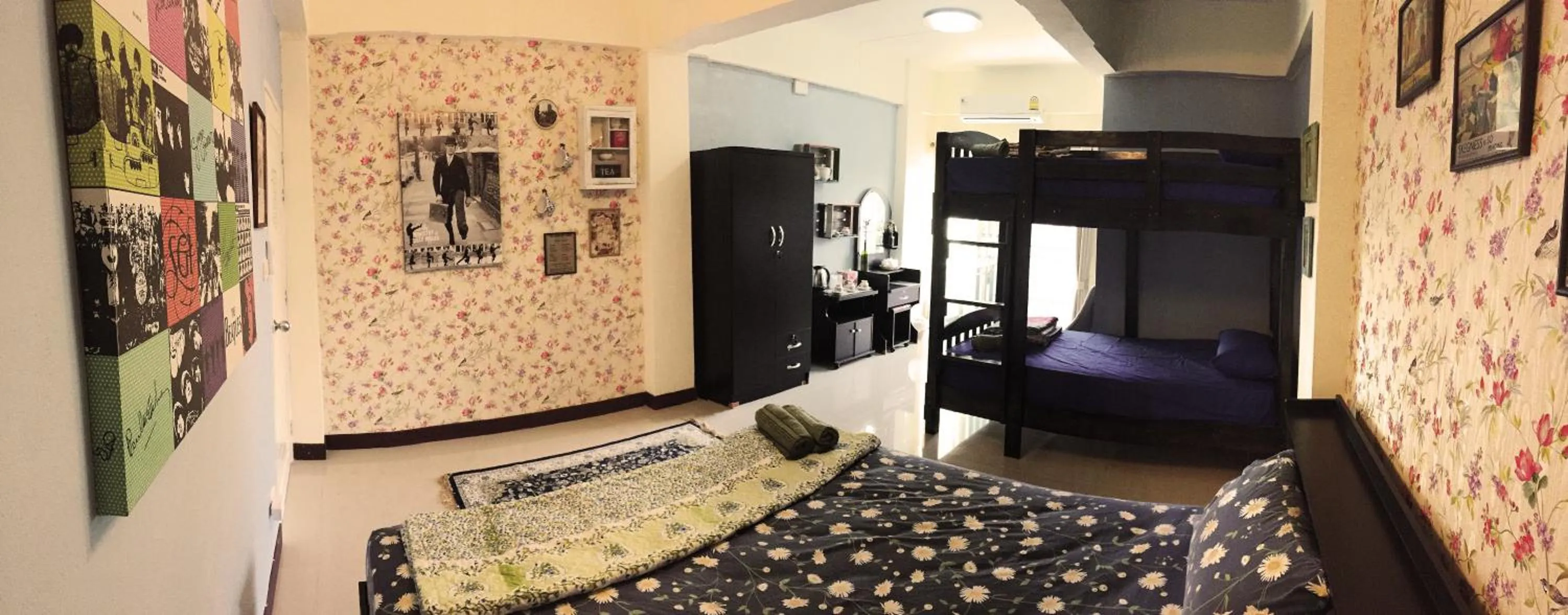 bunk bed, Bed in The London Tearoom