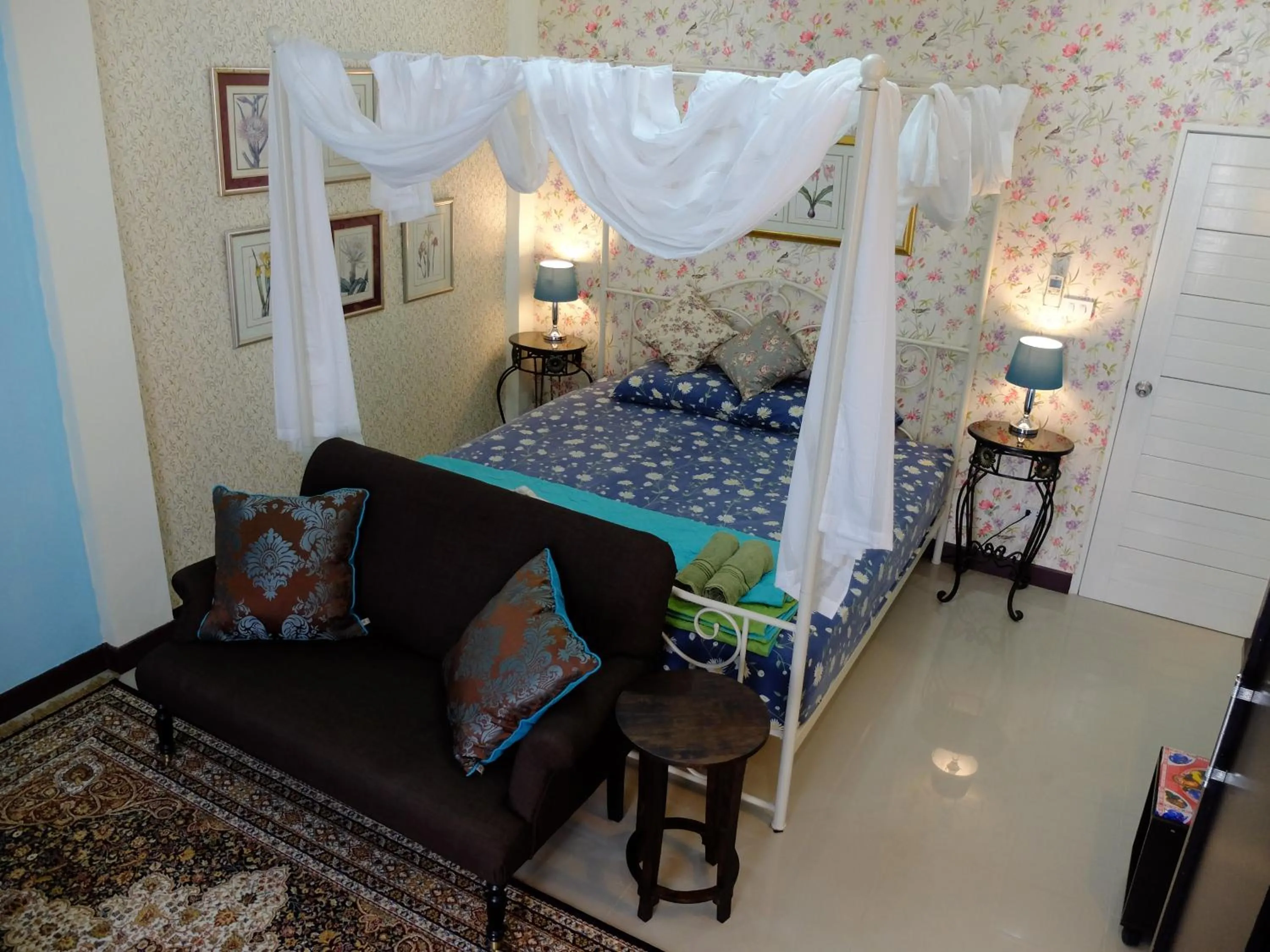 Property building, Bed in The London Tearoom