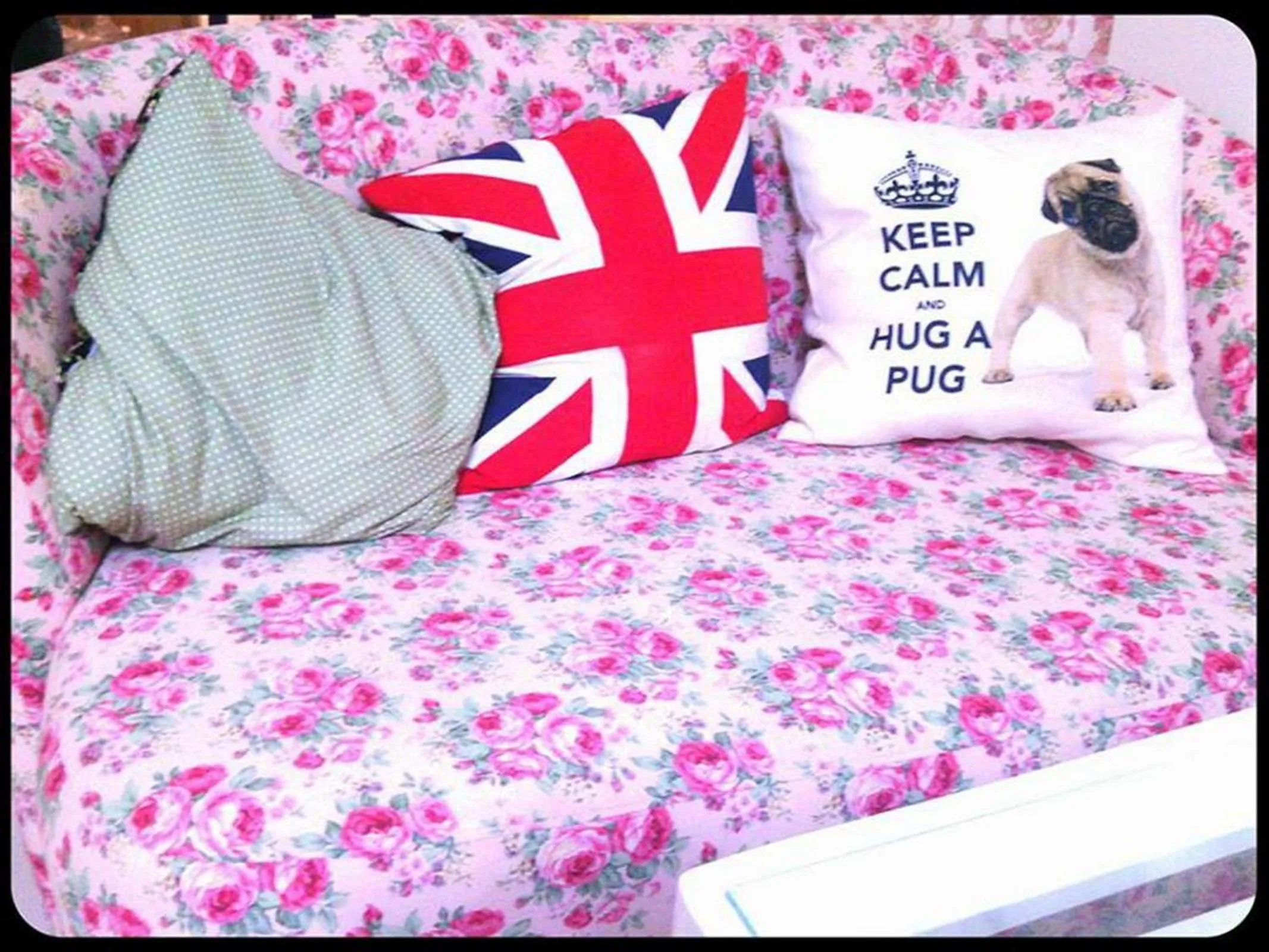 Seating area, Bed in The London Tearoom