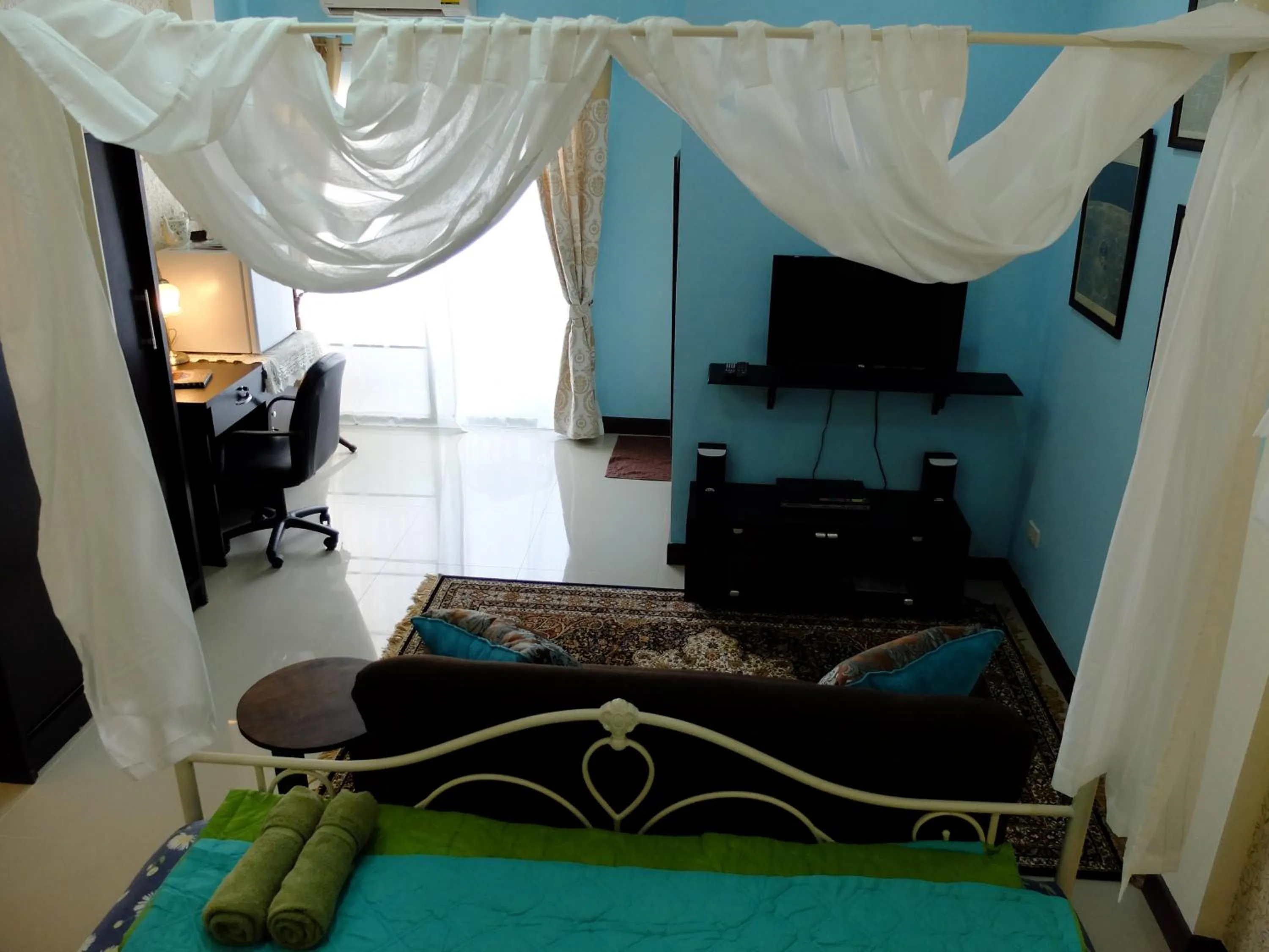 Day, Bed in The London Tearoom