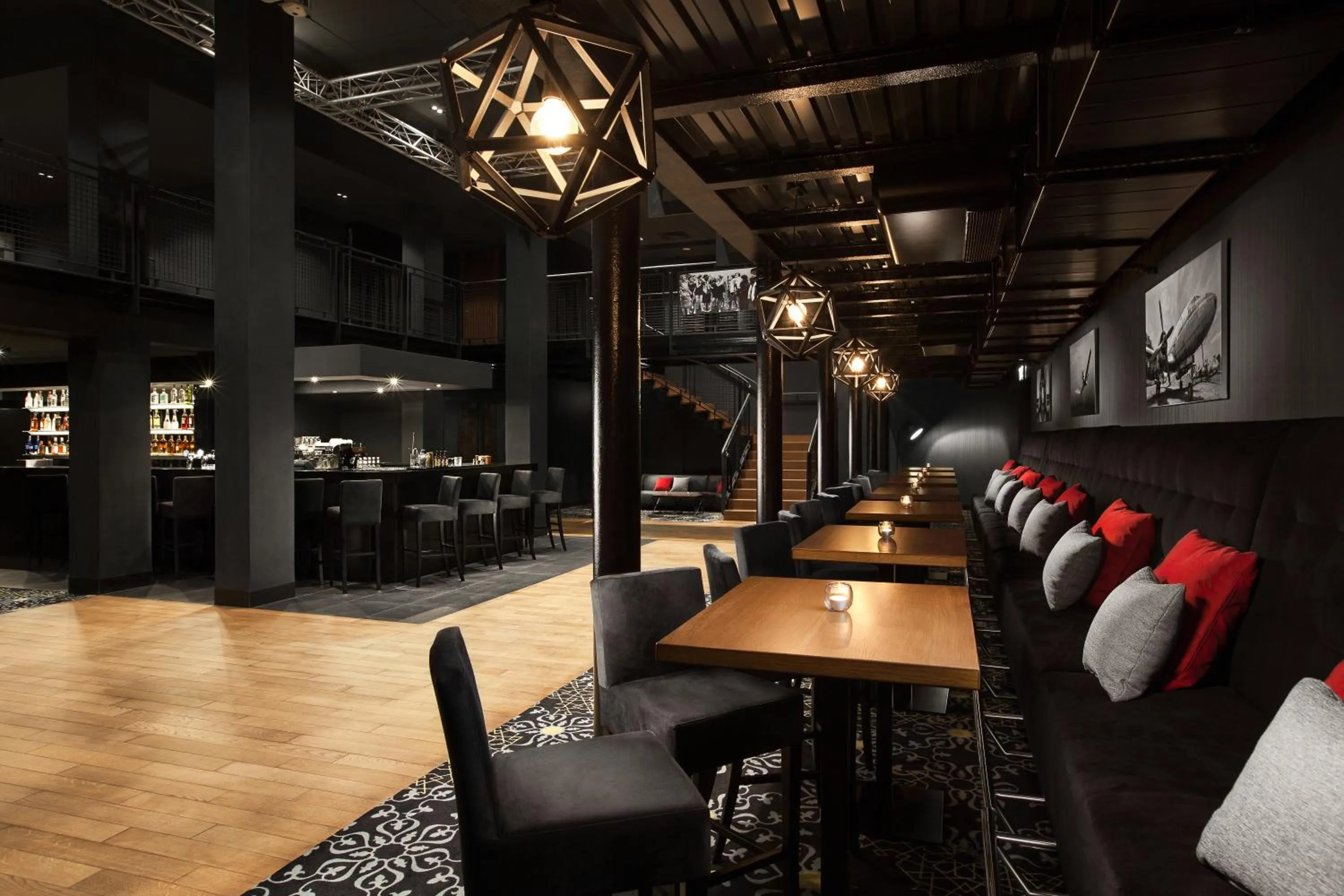 Nightclub / DJ in Heron Live Hotel Marina & SPA