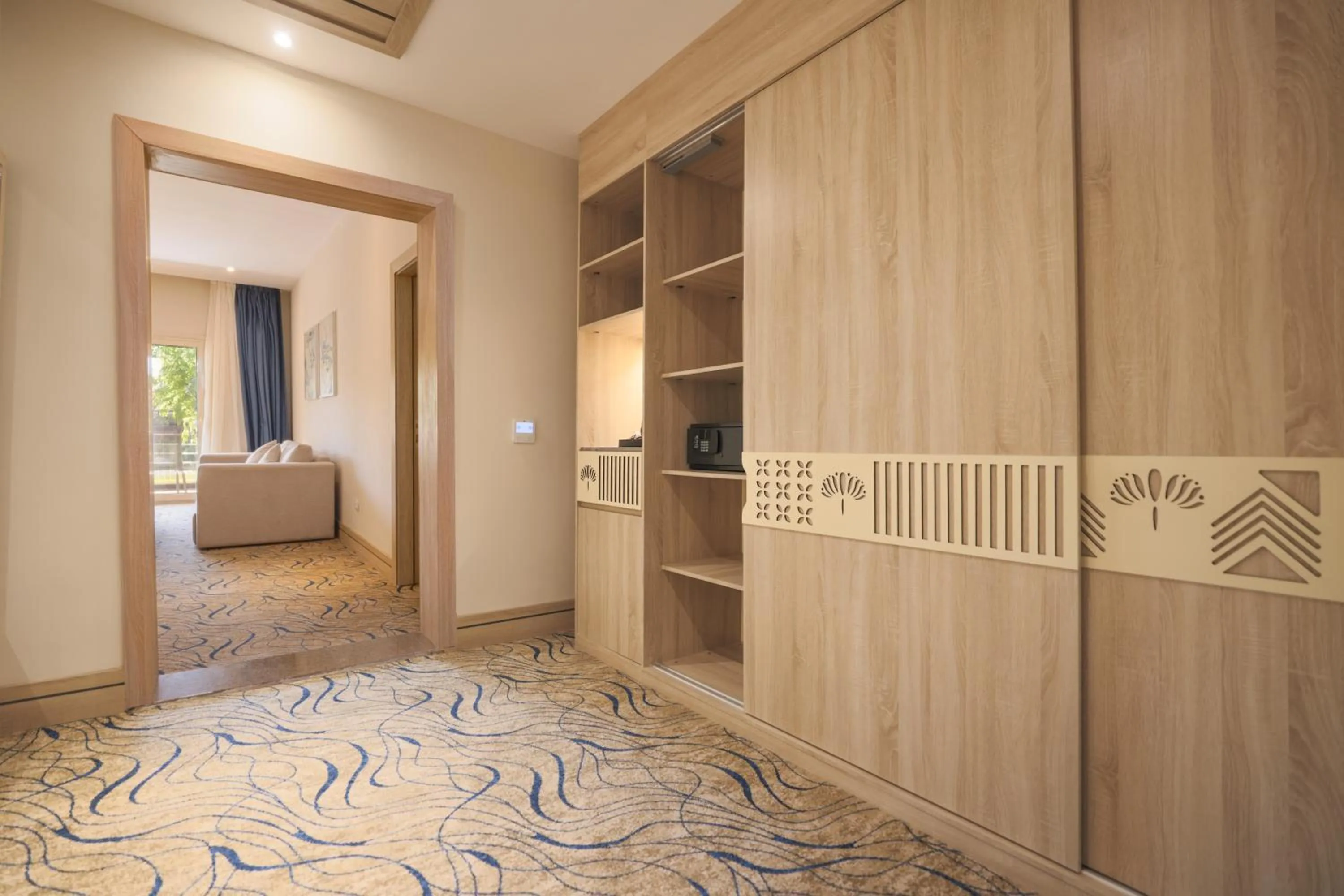 wardrobe, Bed in Helnan Antoniades Palace Hotel