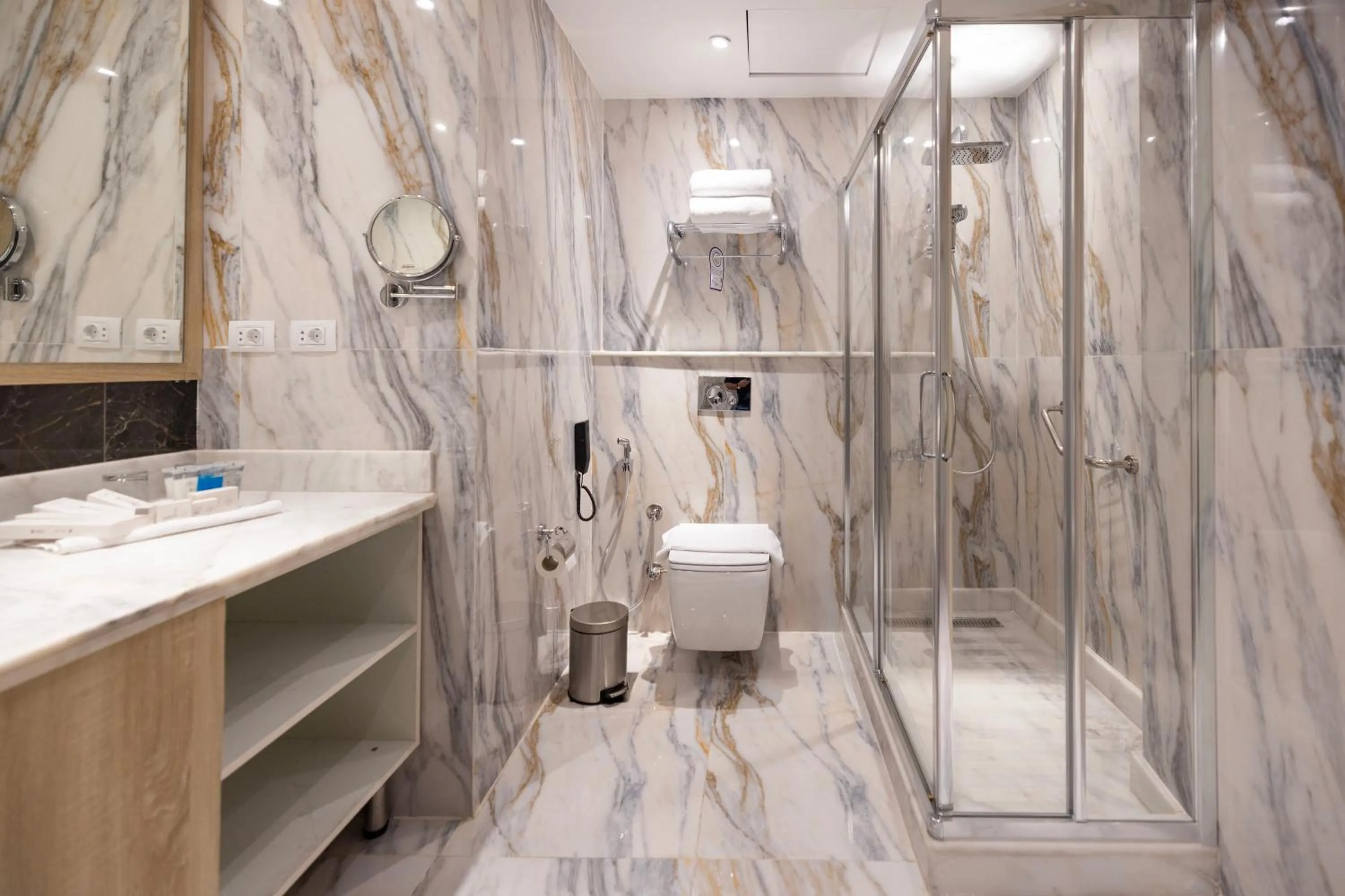 Shower in Helnan Antoniades Palace Hotel