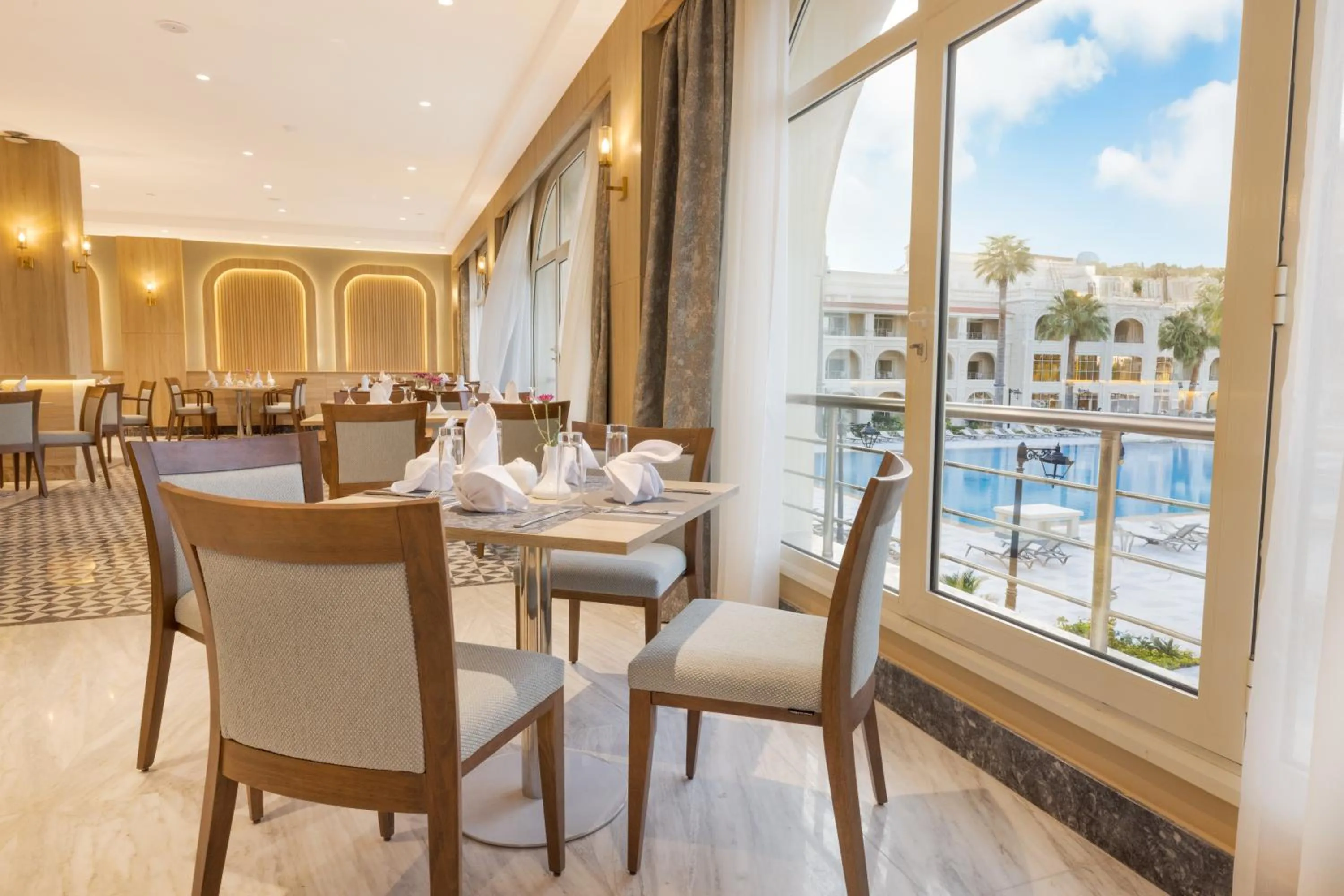 Restaurant/places to eat in Helnan Antoniades Palace Hotel