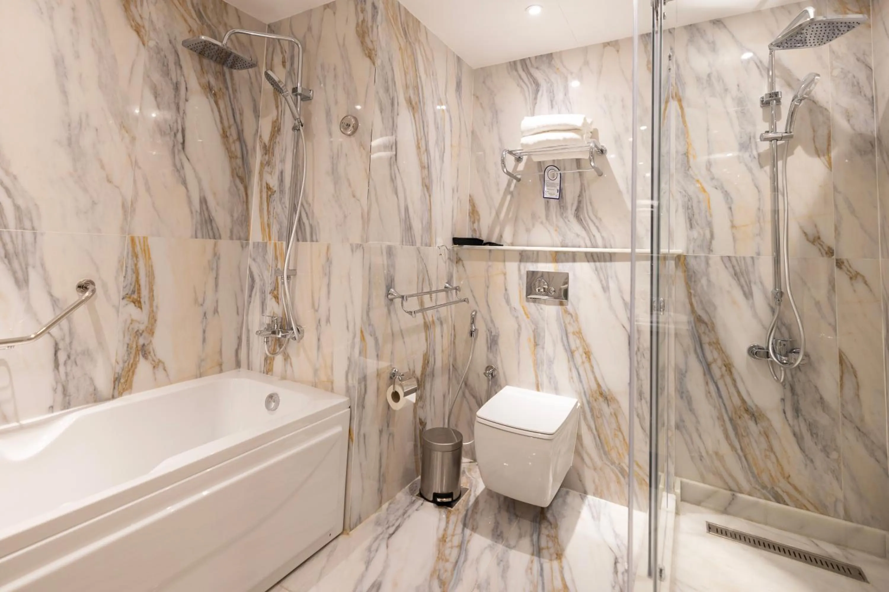 Shower in Helnan Antoniades Palace Hotel