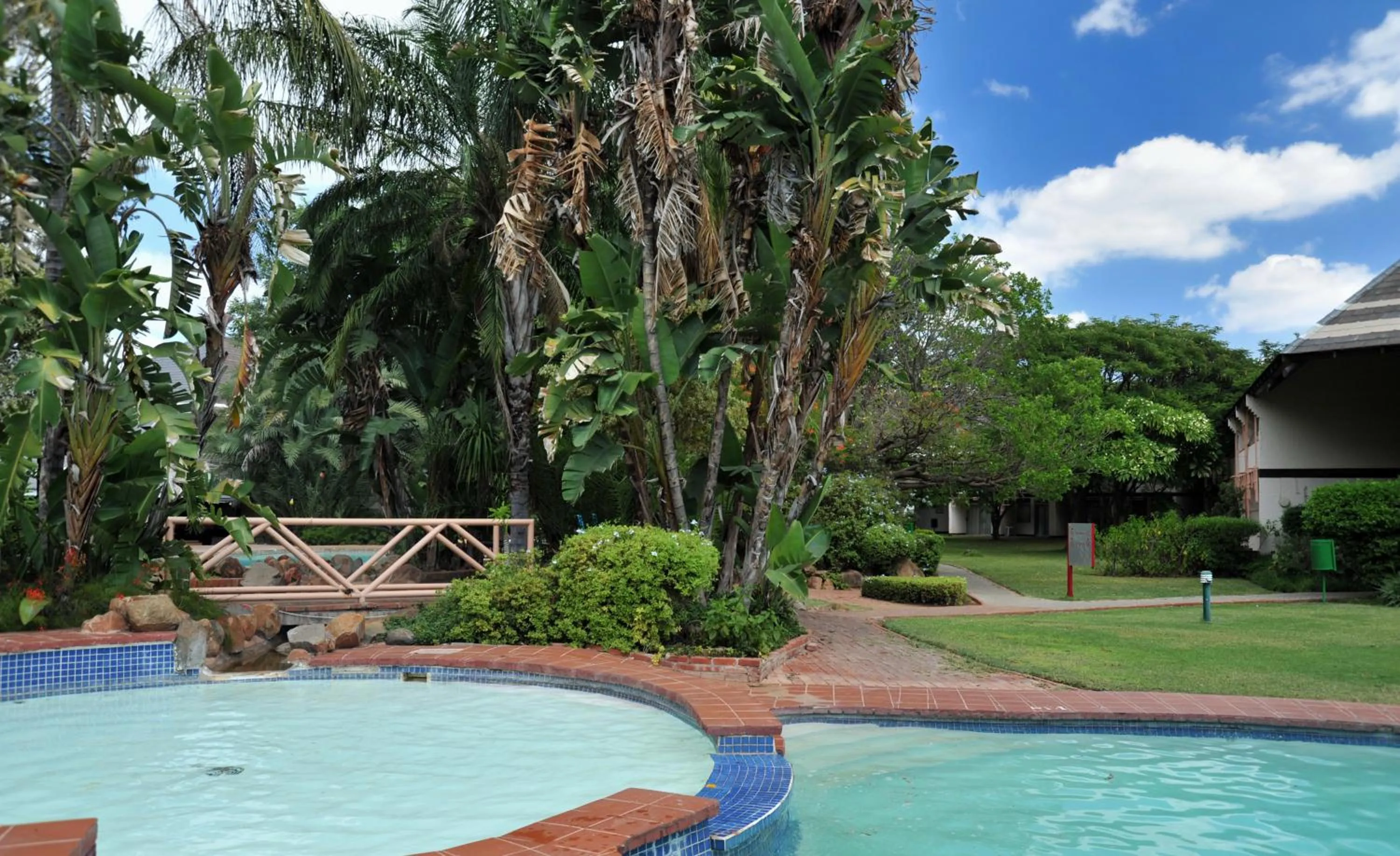 Swimming pool in Cresta Thapama Hotel