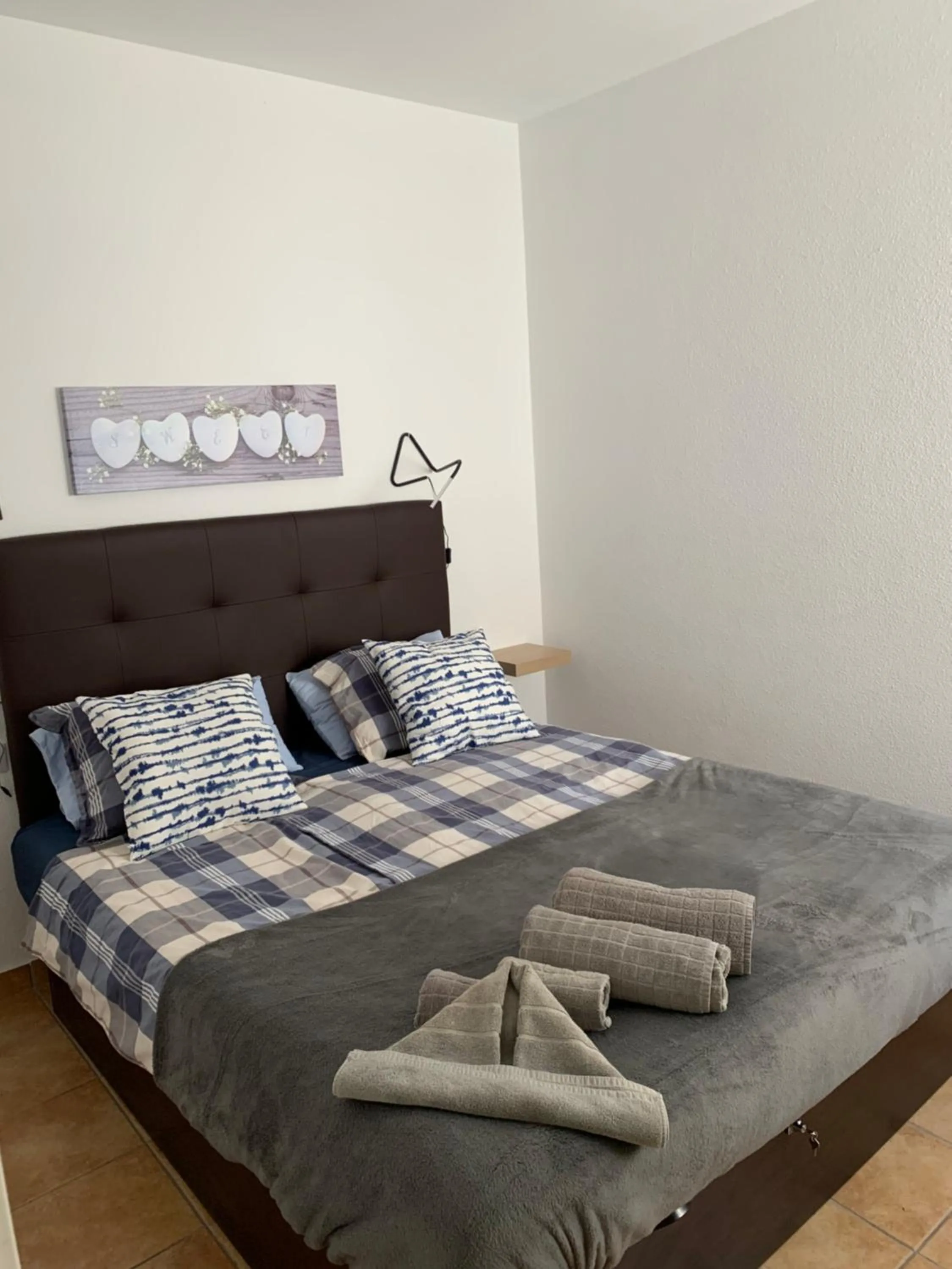 Bedroom, Bed in Apartamentos Alberto