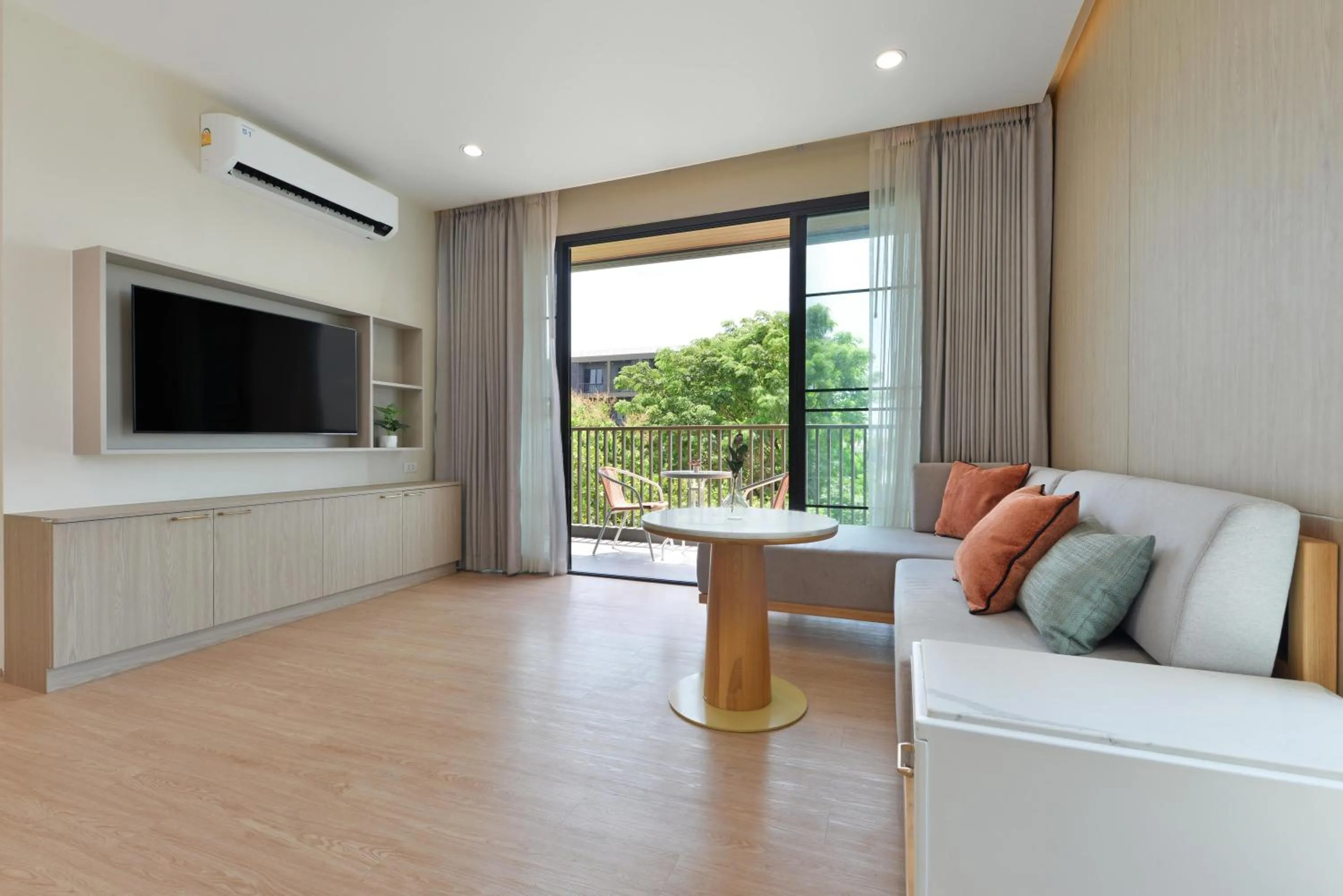 Communal lounge/ TV room in SENS Hotel