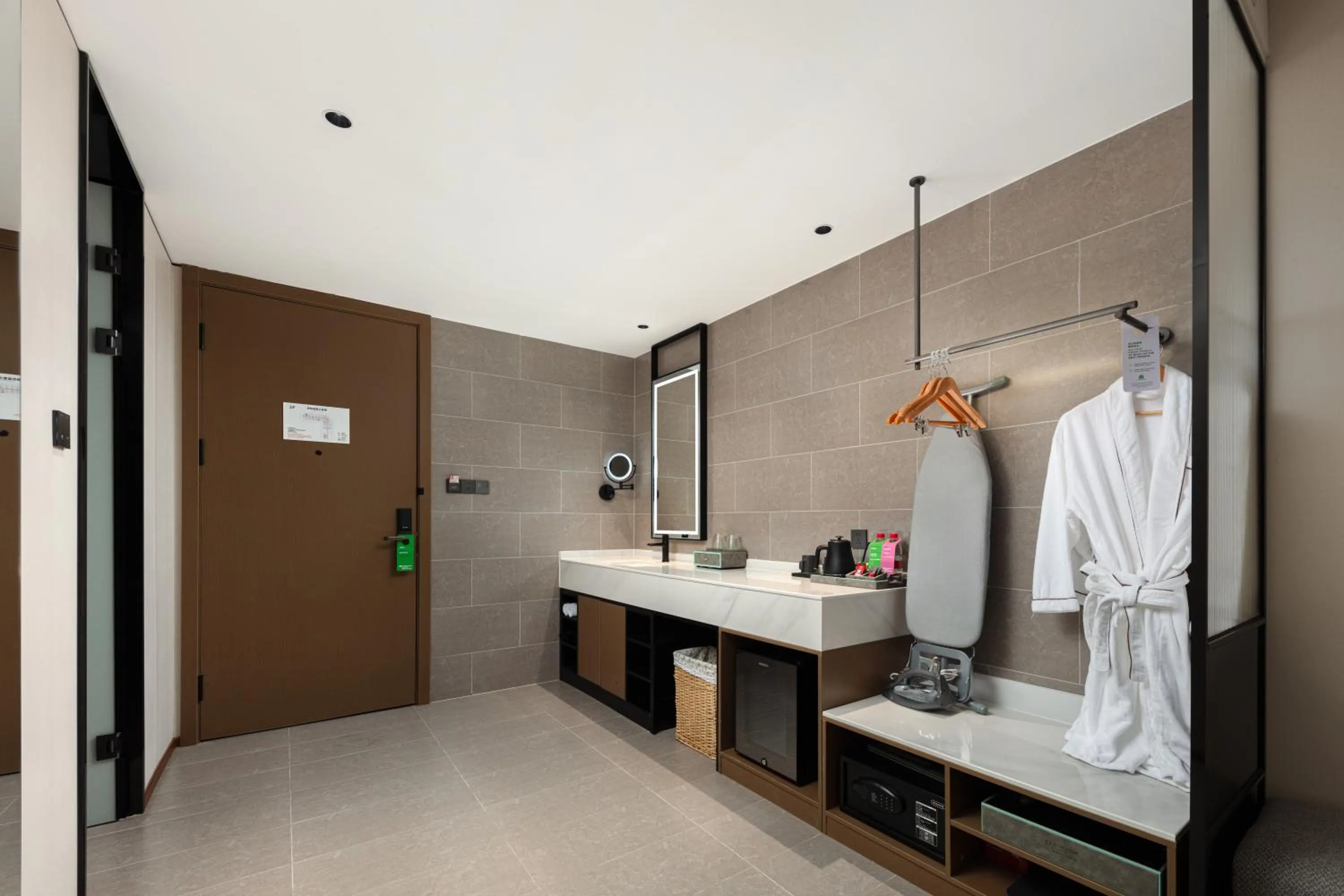 wardrobe in 上海浦东温德姆花园酒店 Wyndham Garden Shanghai Pudong