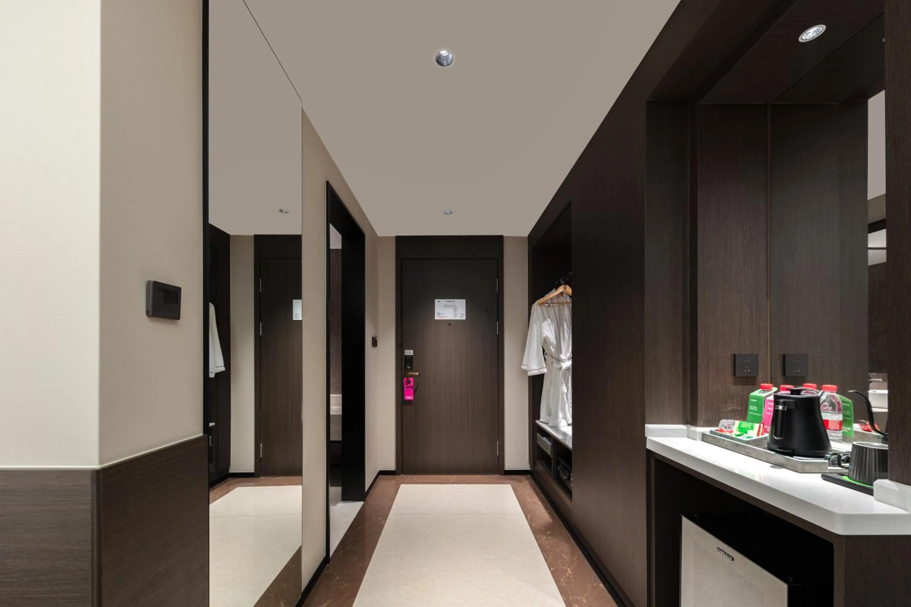 wardrobe in 上海浦东温德姆花园酒店 Wyndham Garden Shanghai Pudong