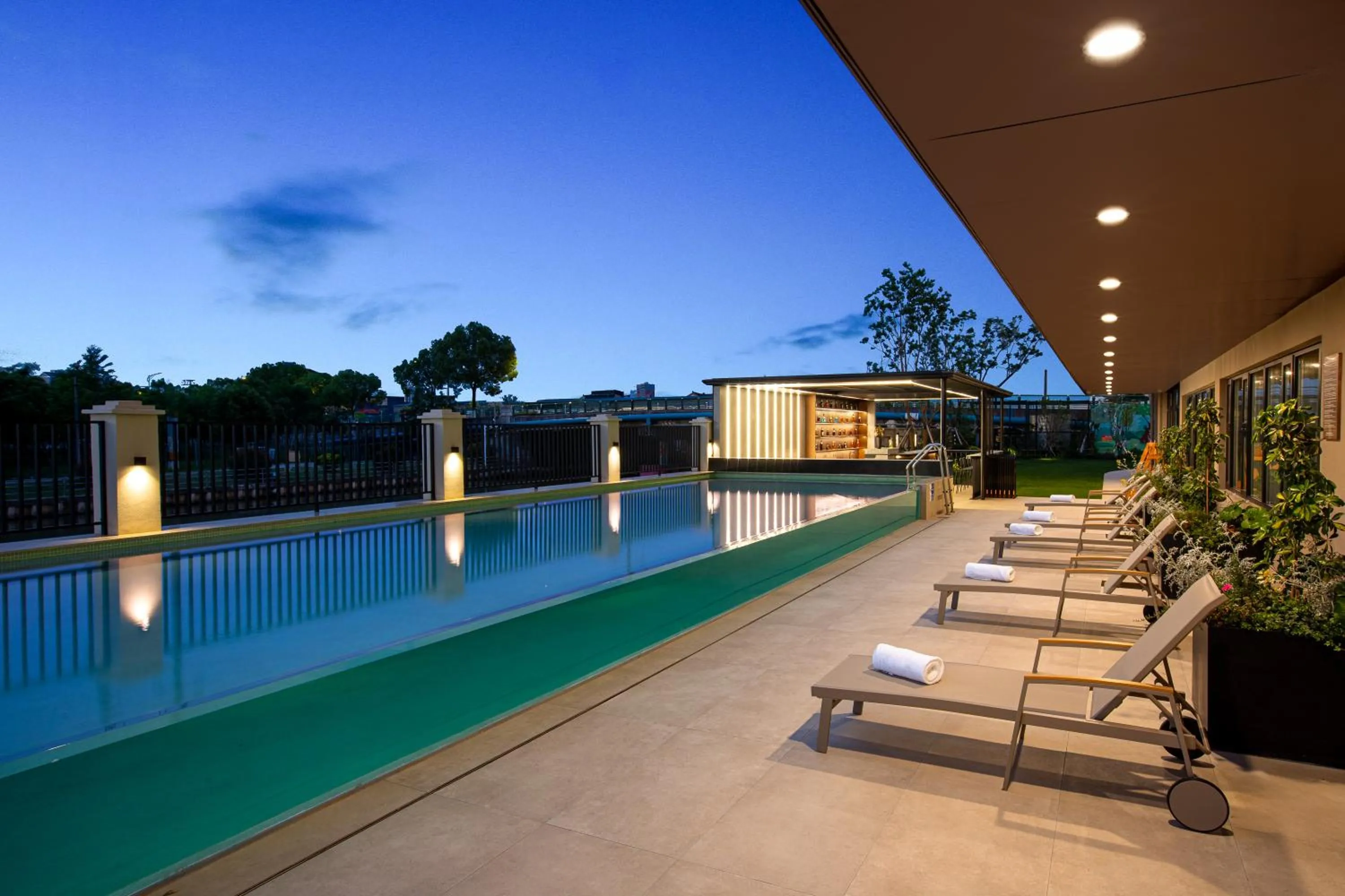 Swimming pool in 上海浦东温德姆花园酒店 Wyndham Garden Shanghai Pudong