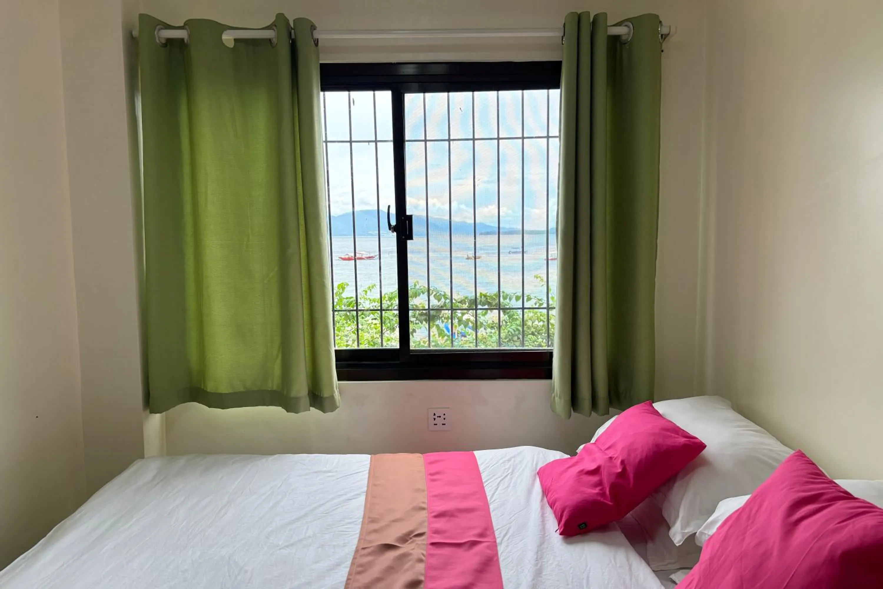 Bed in Pink Ocean Diving Resort Sabang Puerto Galera