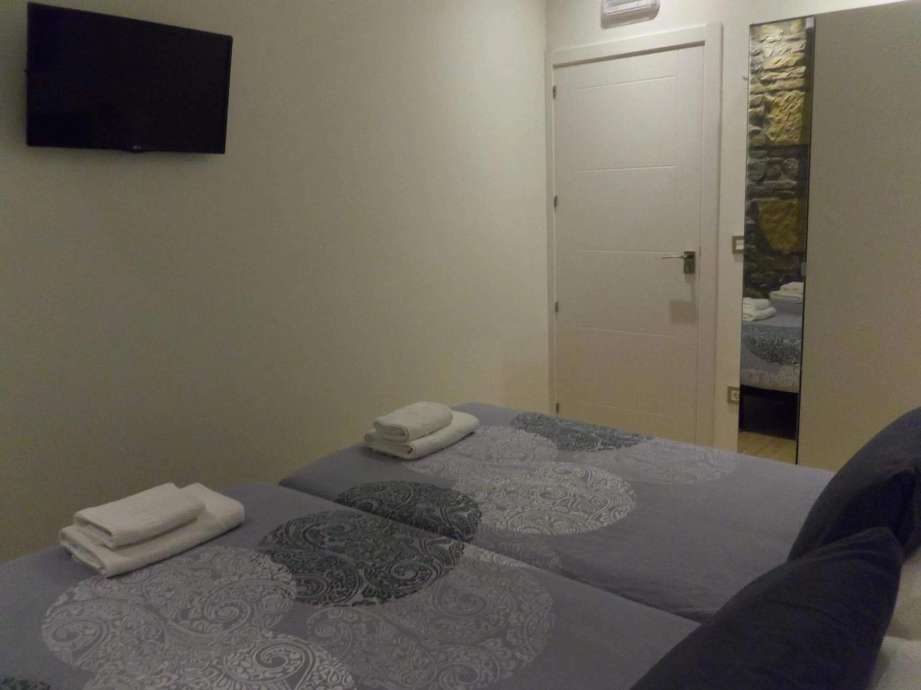 Photo of the whole room, Bed in Talaia HT