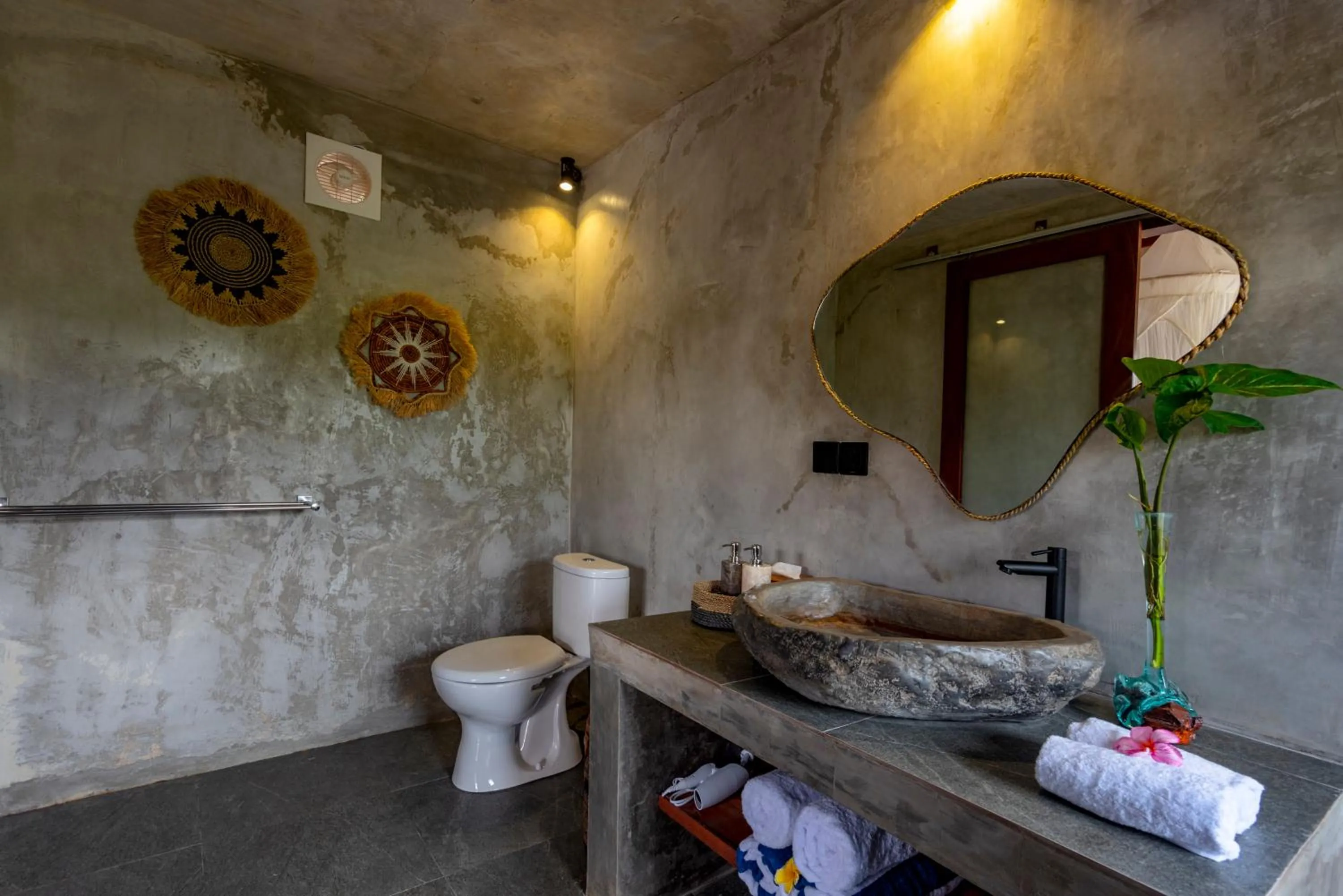Toilet in Seelong Villa Ubud by Dhananjaya Hospitality