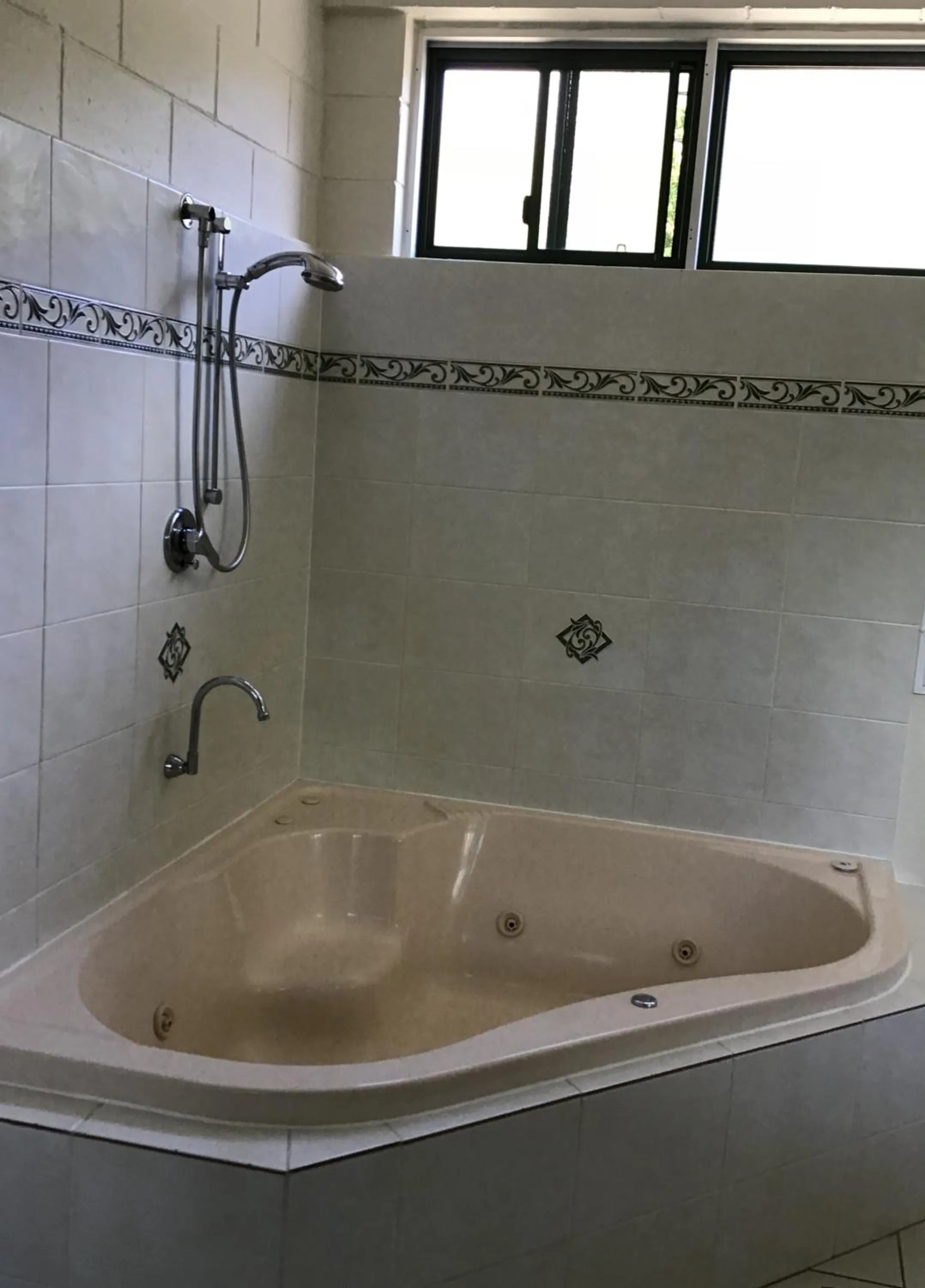 Bathroom in Harbour Lodge Motel