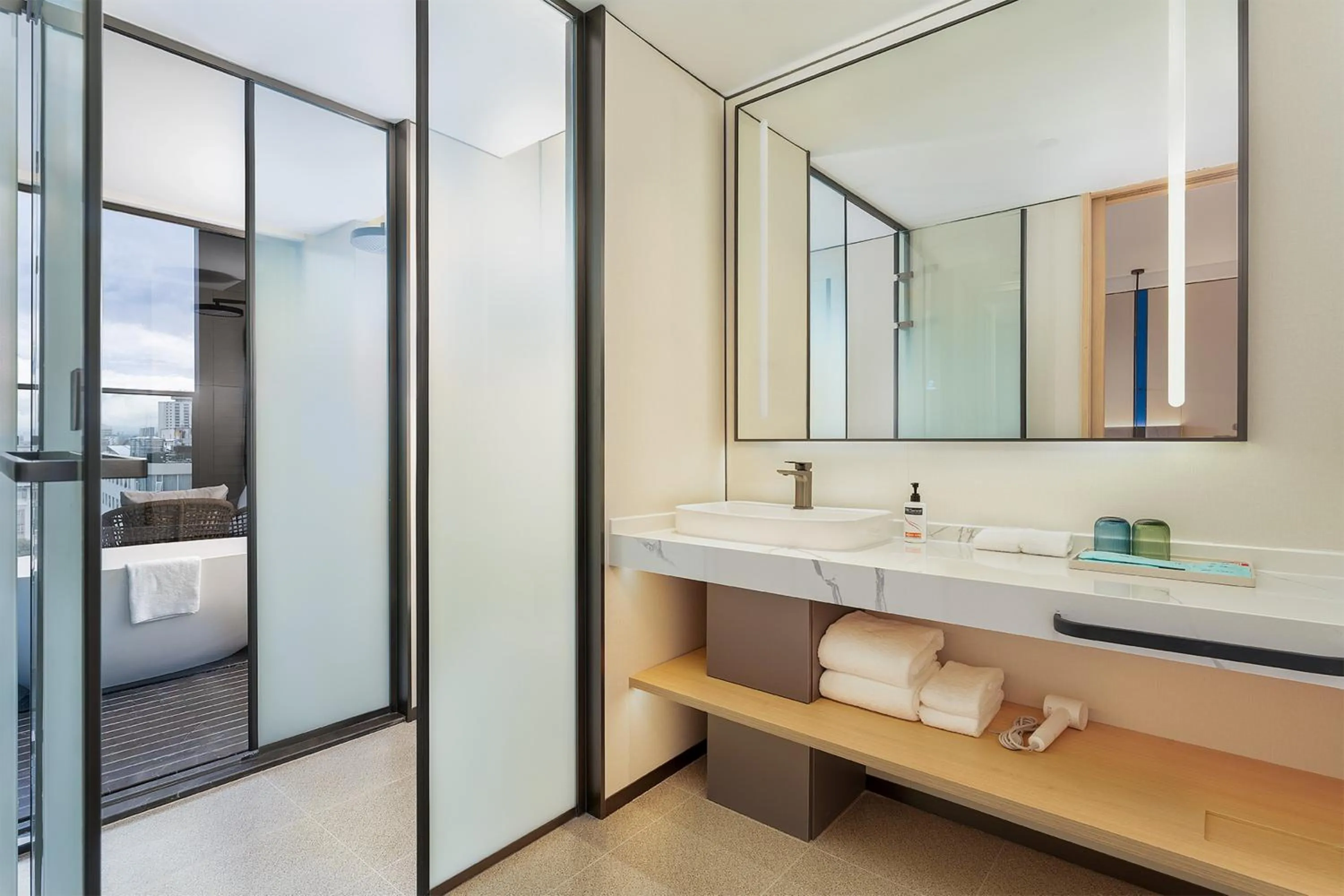 Bathroom, Bed in Holiday Inn Express Lijiang Ancient Town by IHG