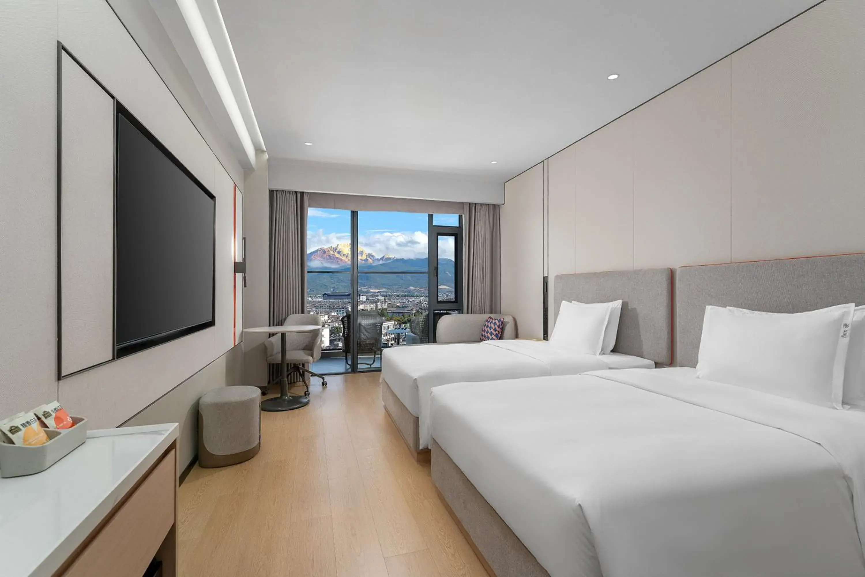 Standard Twin Room with Balcony and Snow Mountain View in Holiday Inn Express Lijiang Ancient Town by IHG Standard Twin Room with Balcony and Snow Mountain View in Holiday Inn Express Lijiang Ancient Town by IHG