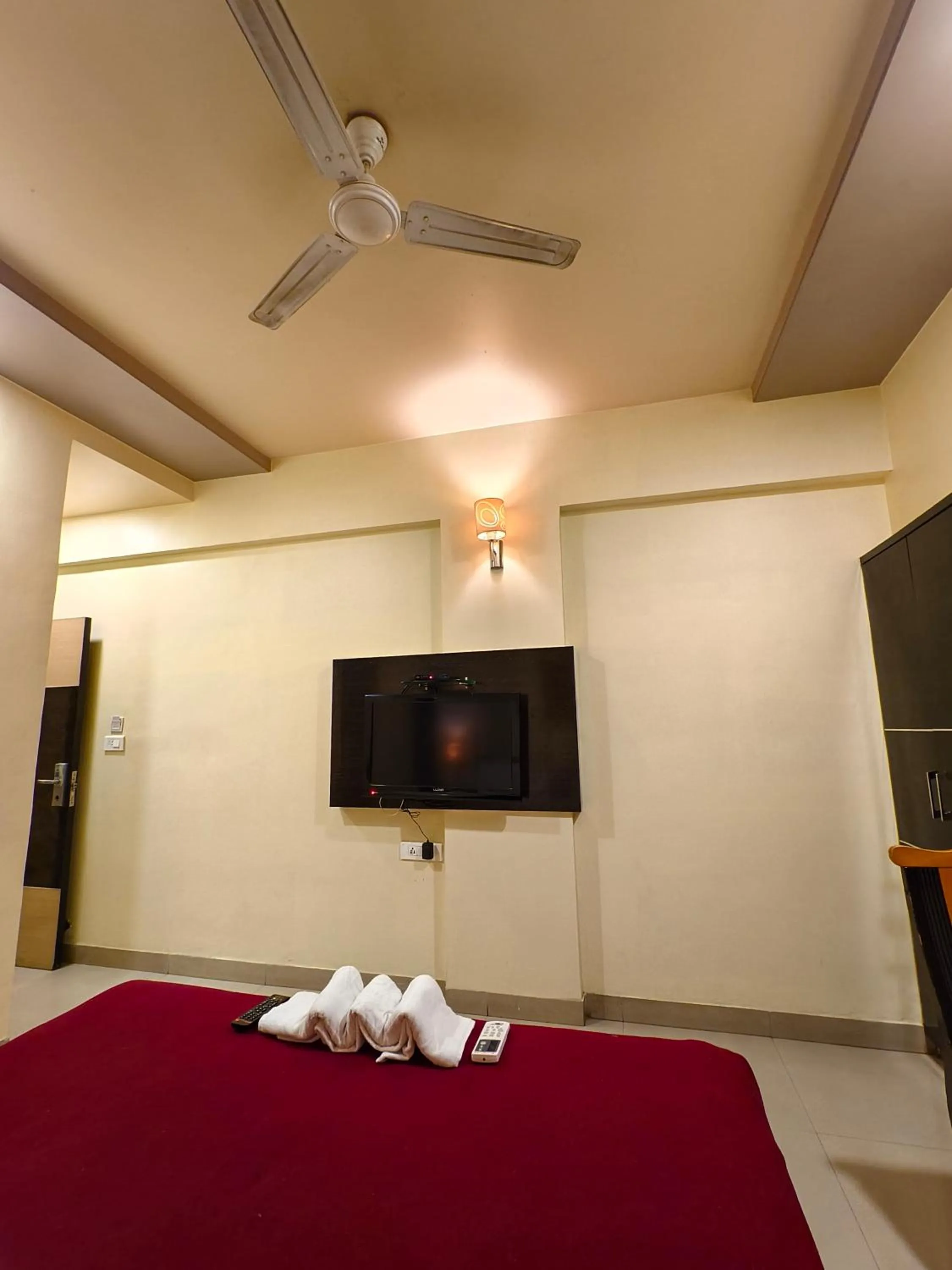 Bedroom, Bed in Hotel Vaishnavi