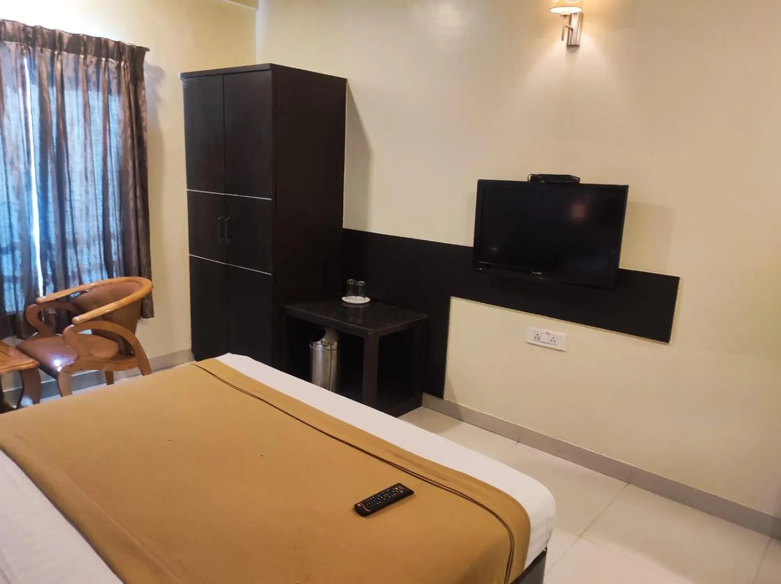 TV and multimedia, Bed in Hotel Vaishnavi