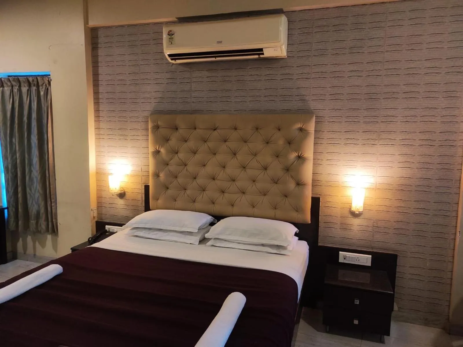 Bedroom, Bed in Hotel Vaishnavi