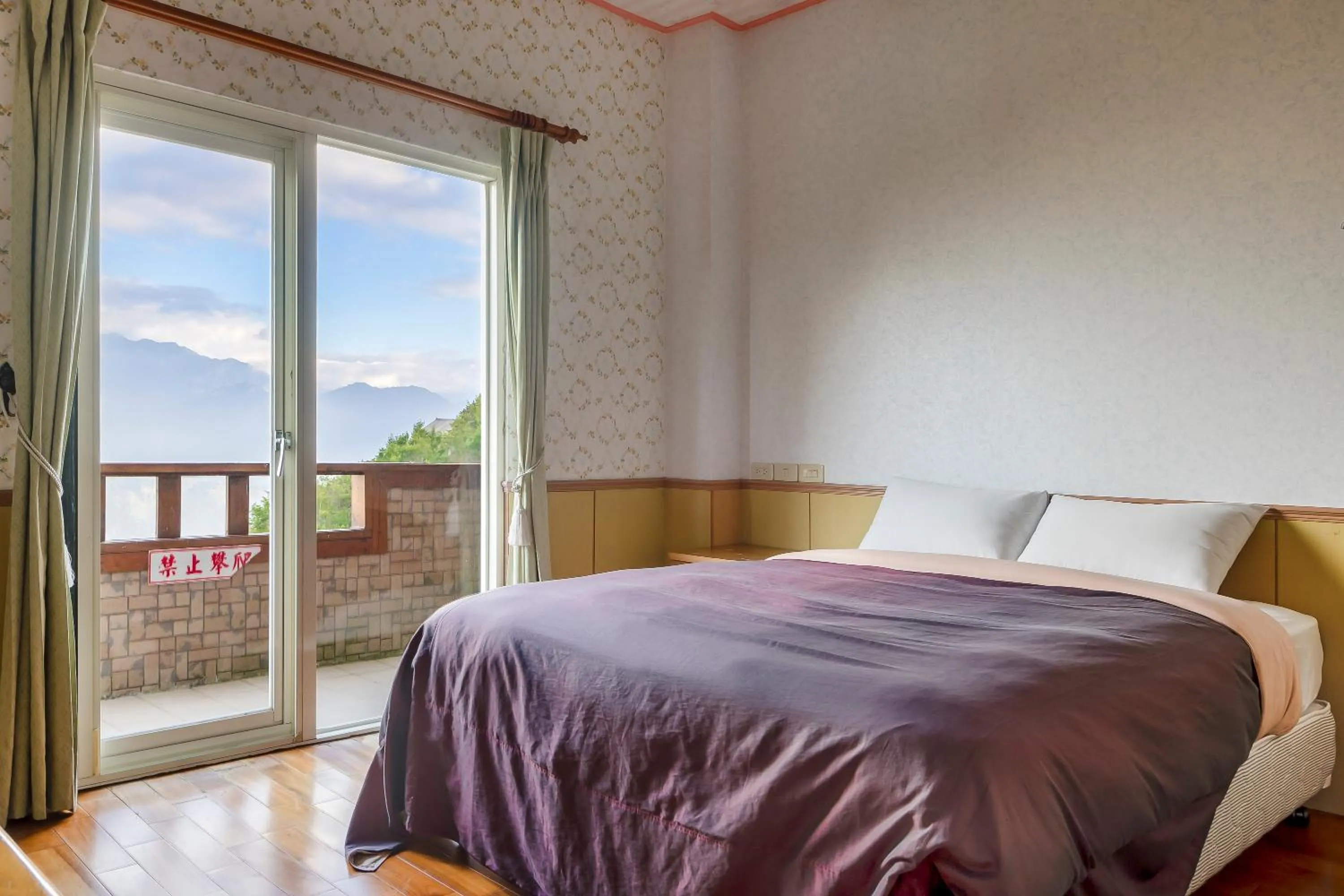 Bed in Chingjing New Paradise B&B