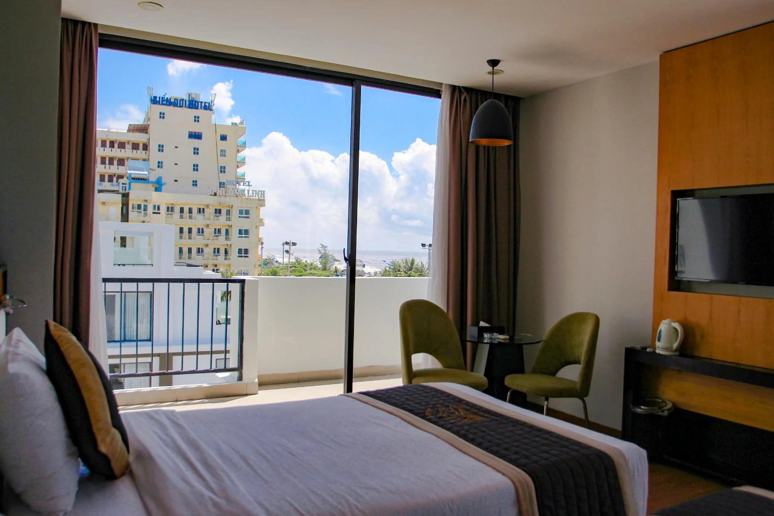 Day, Bed in Dragon Sea Hotel