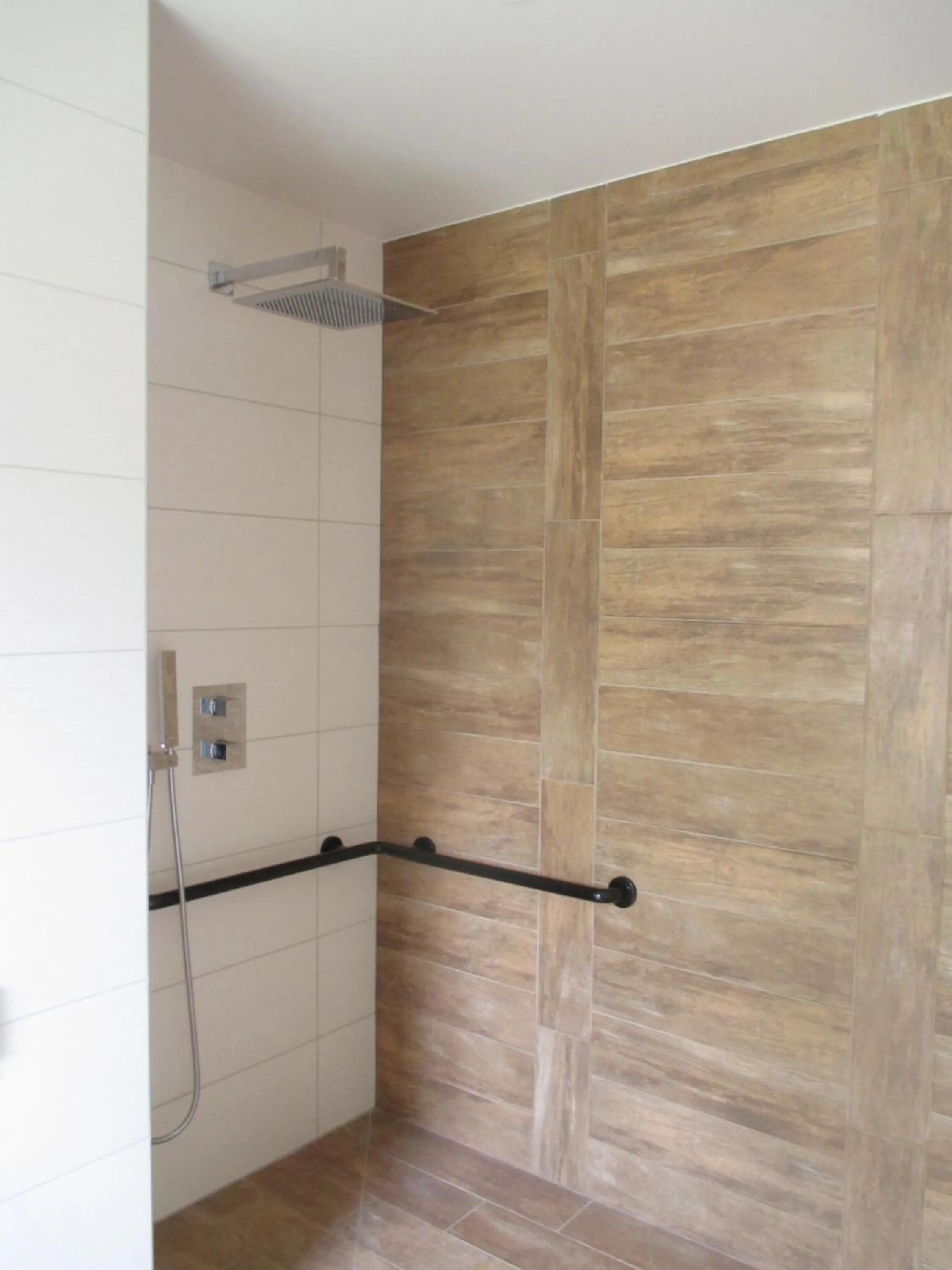 Shower in Hôtel Le Saint Martin