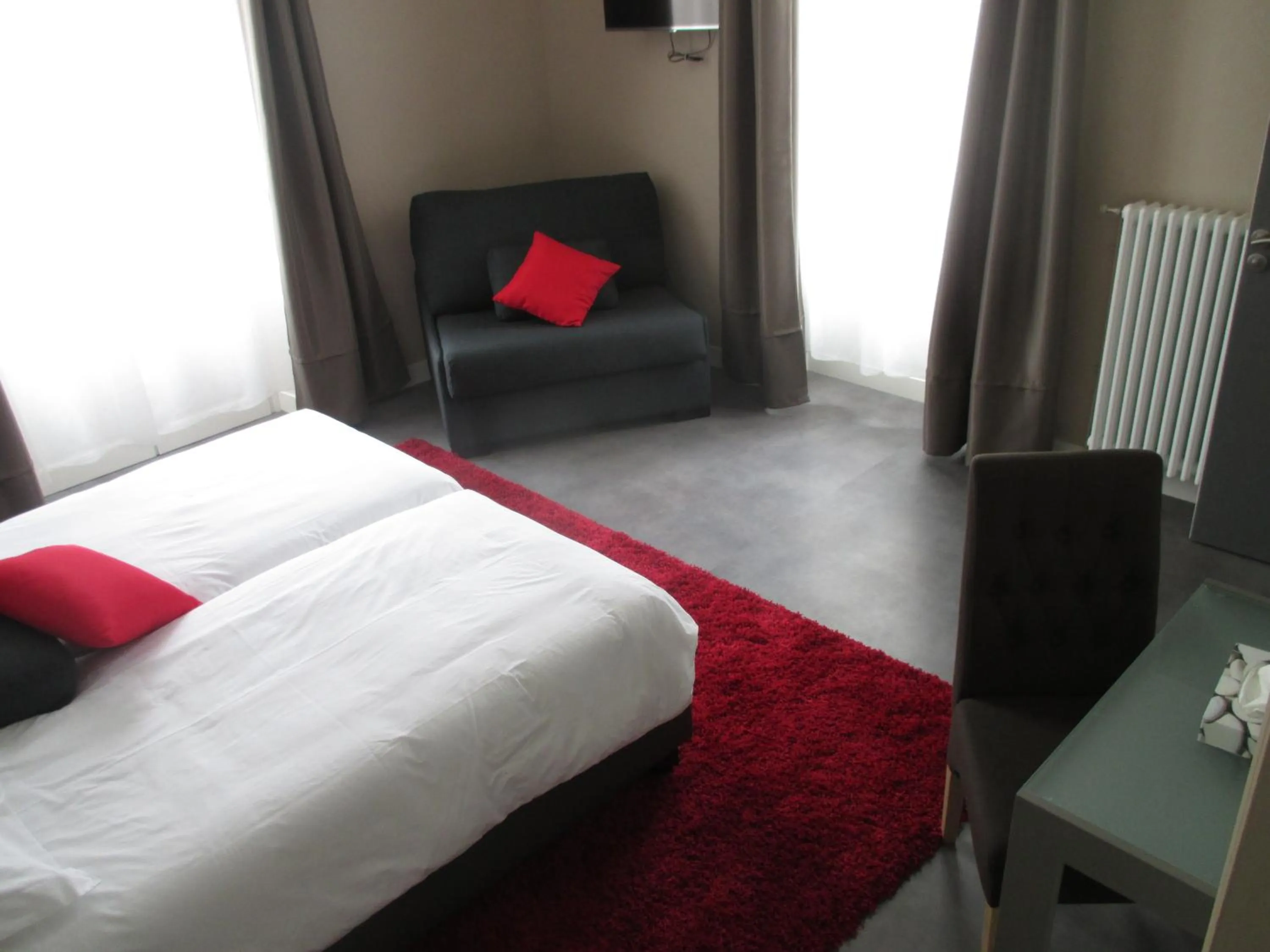 Photo of the whole room, Bed in Hôtel Le Saint Martin