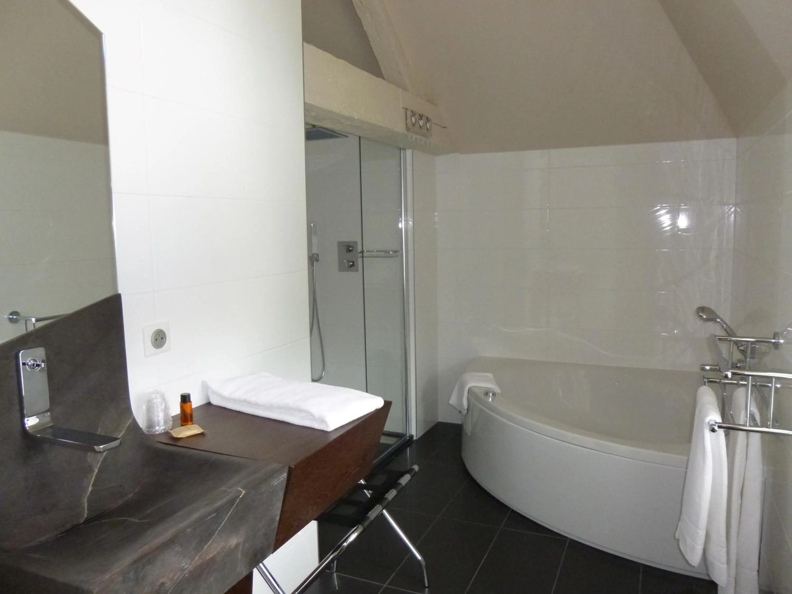 Shower in Hôtel Le Saint Martin