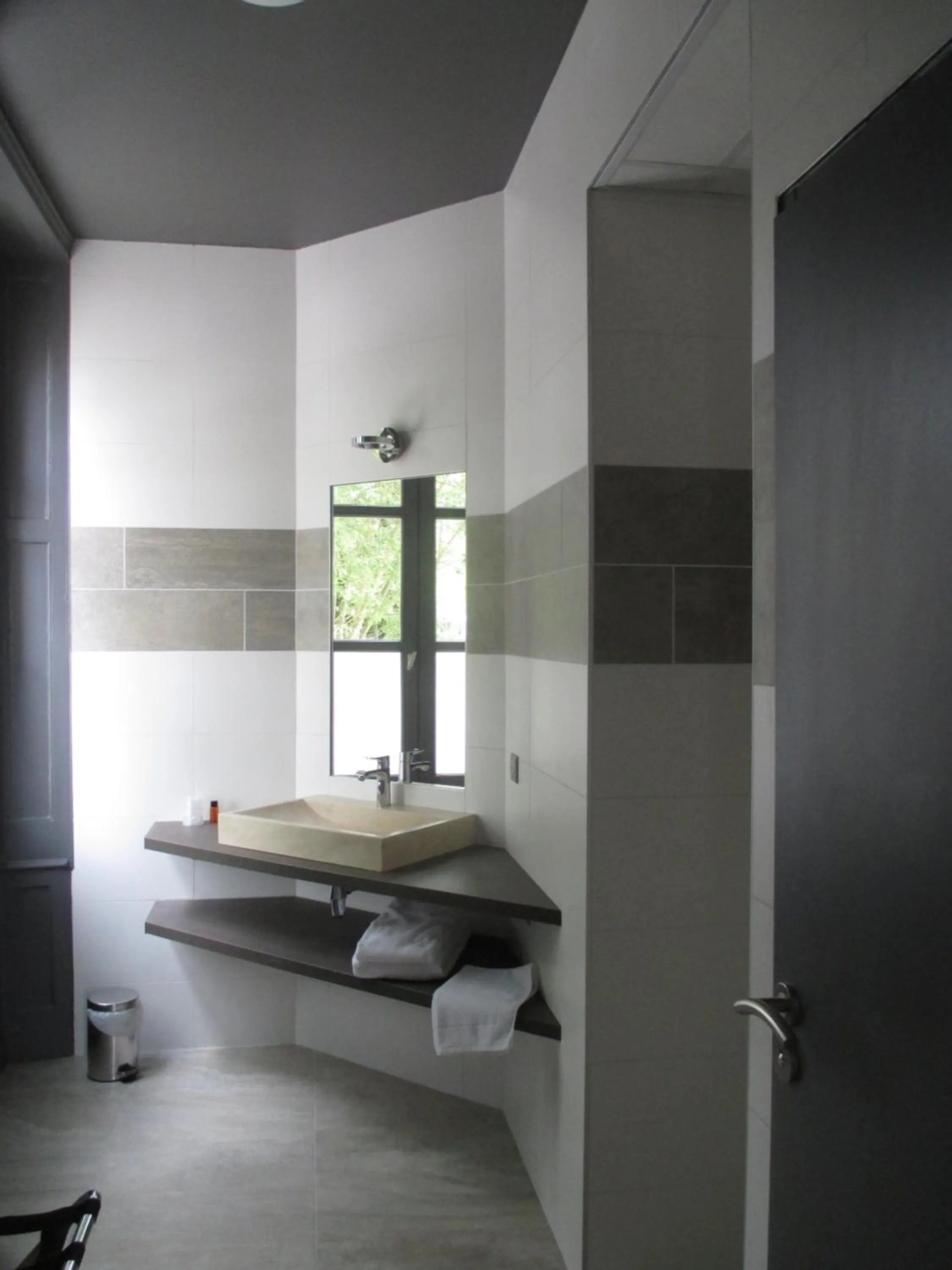 Bathroom, Bed in Hôtel Le Saint Martin