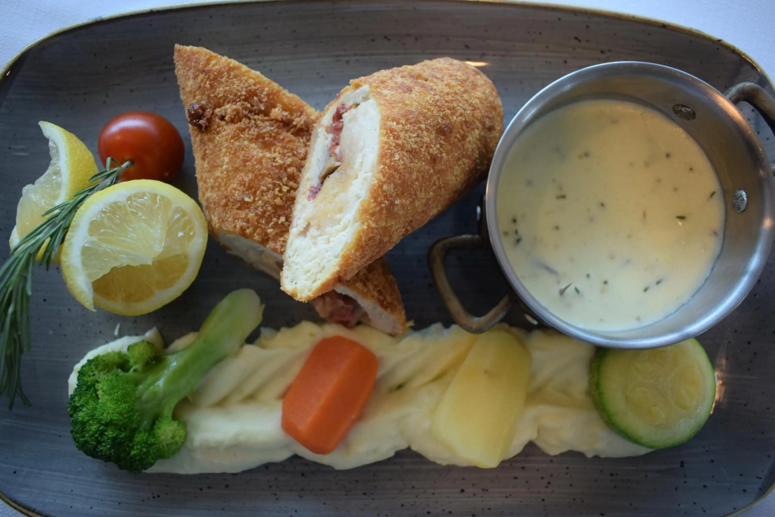 Restaurant/places to eat in Saraya Corniche Hotel