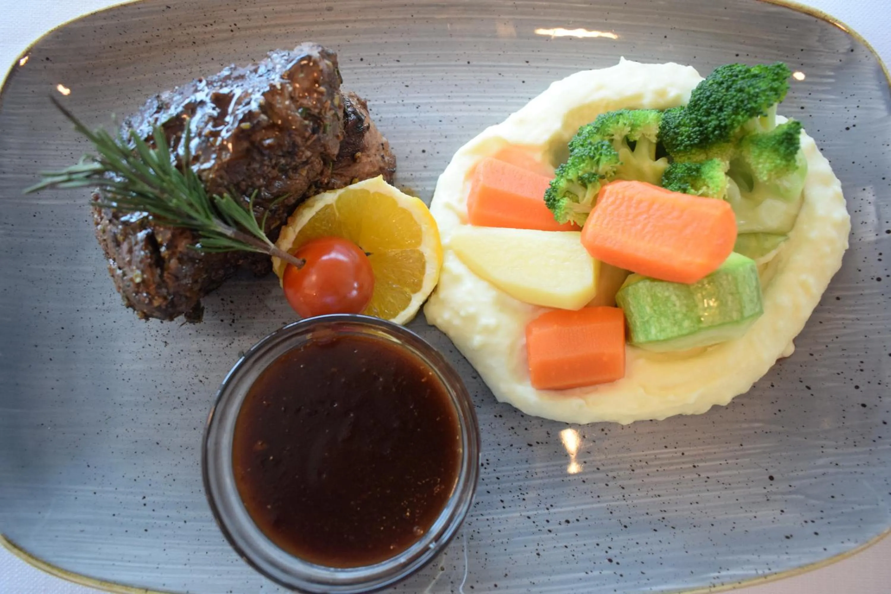 Restaurant/places to eat in Saraya Corniche Hotel