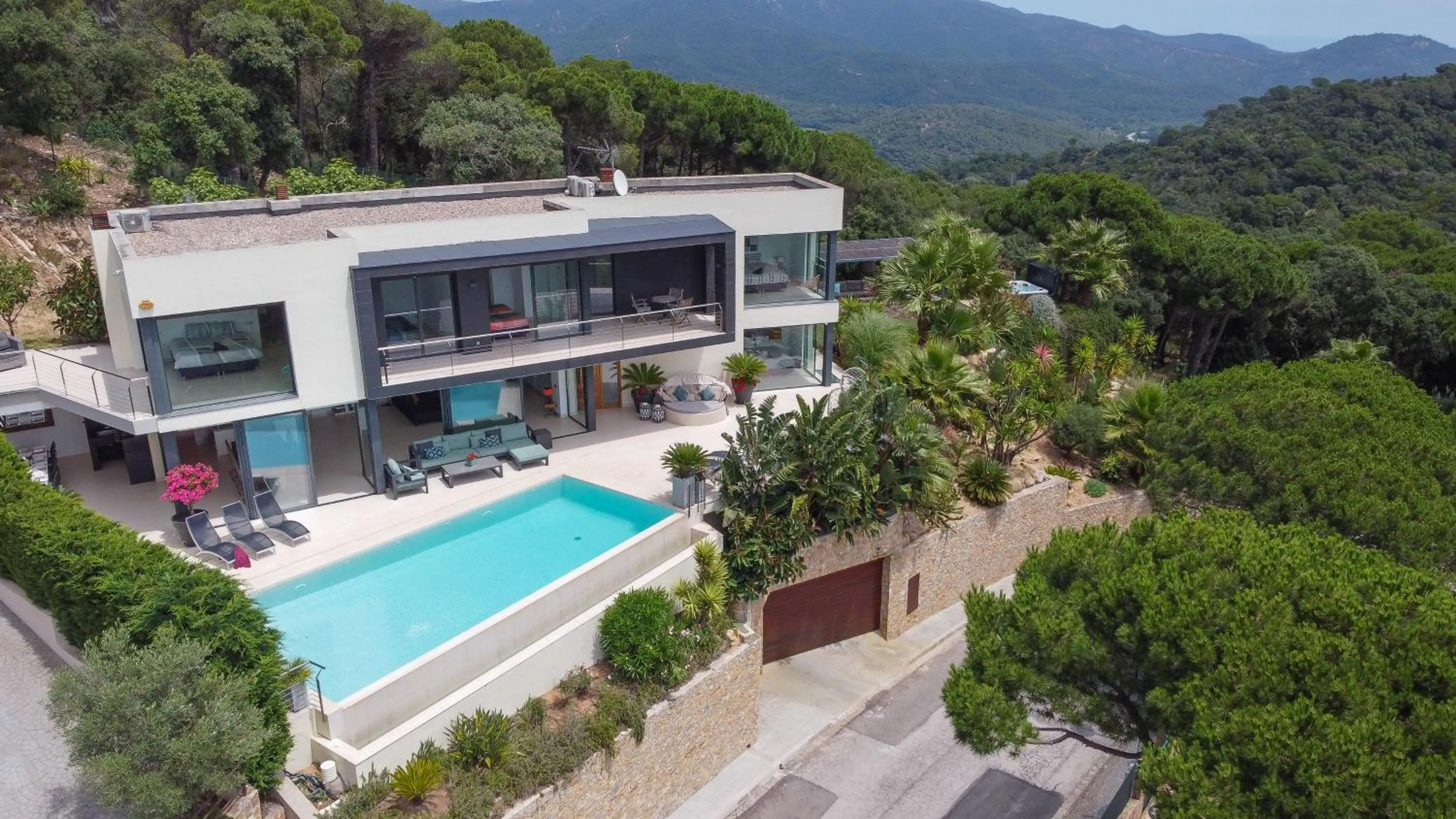 Facade/entrance in Siview Villa