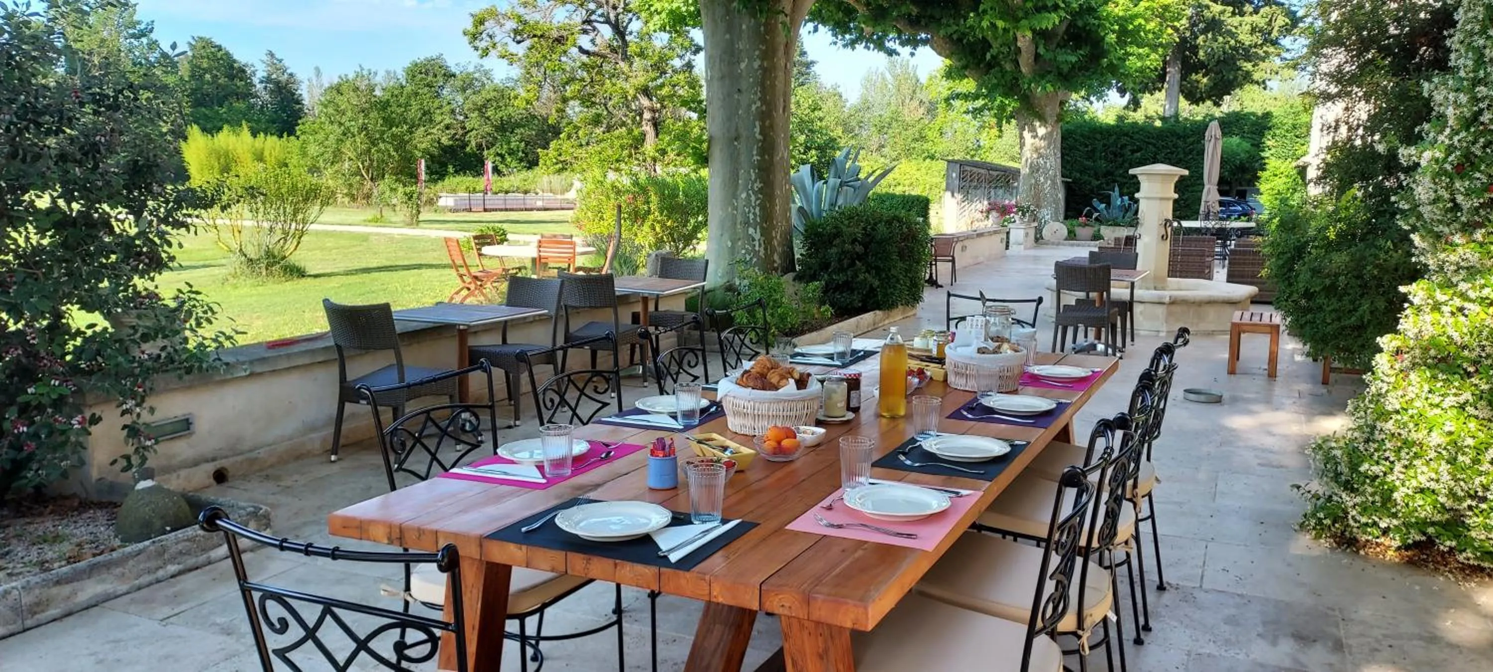 Patio in La Bastide des Amouriers