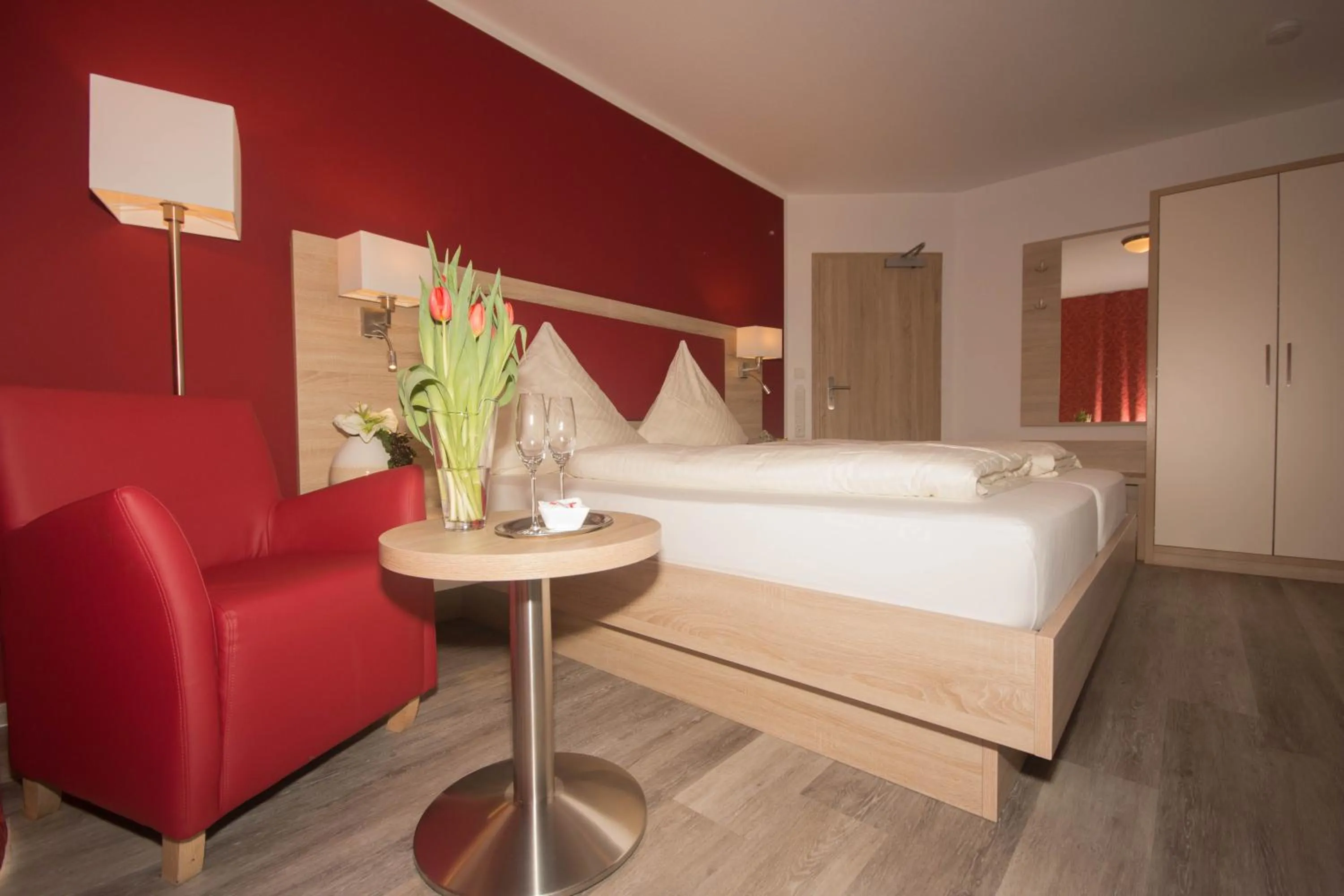 Balcony/Terrace, Bed in Hotel Sonne am Meer