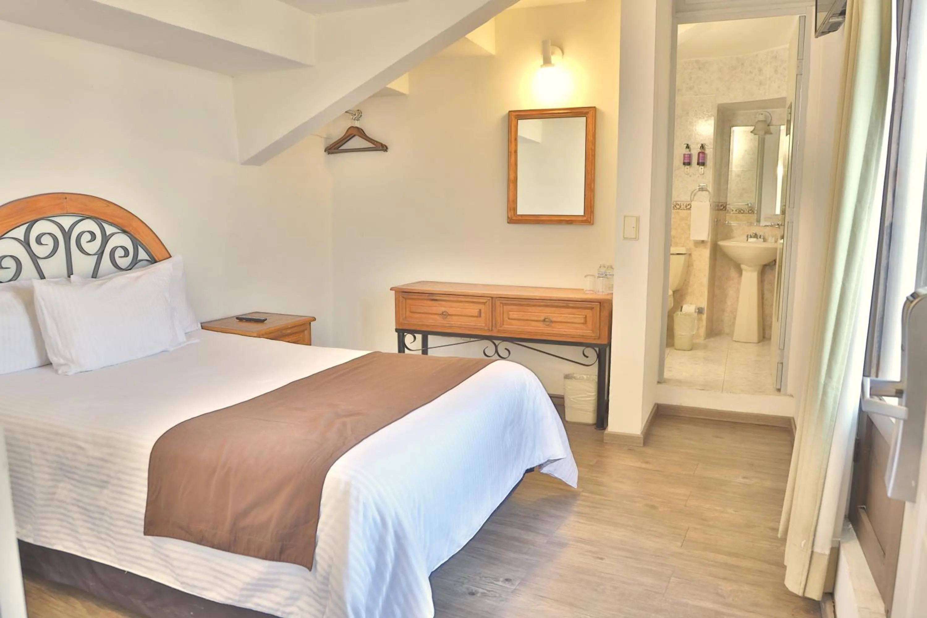 Bathroom, Bed in Hotel Argento Zacatecas