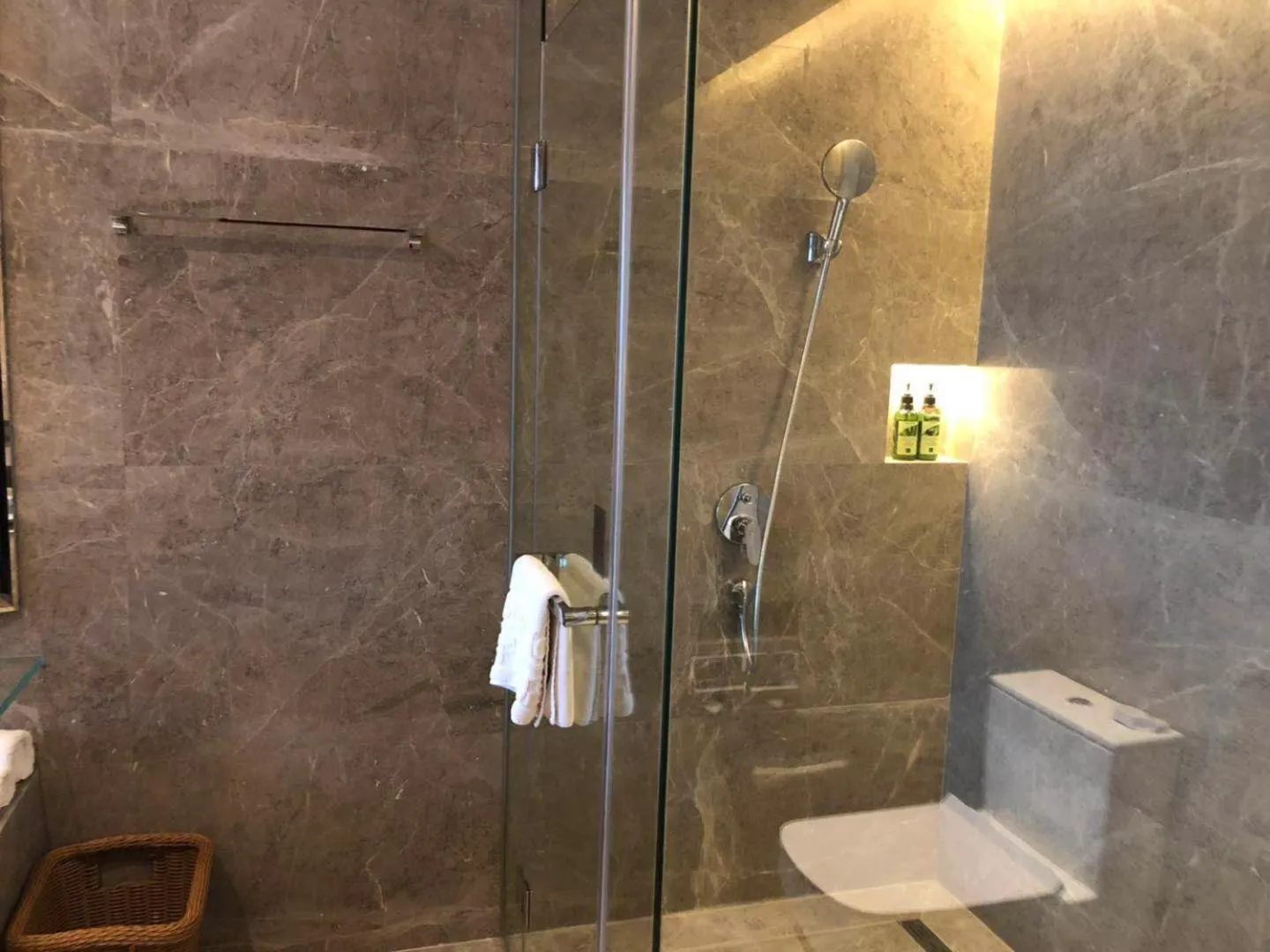 Shower in Chongqing Jiayu Emperor Hotel