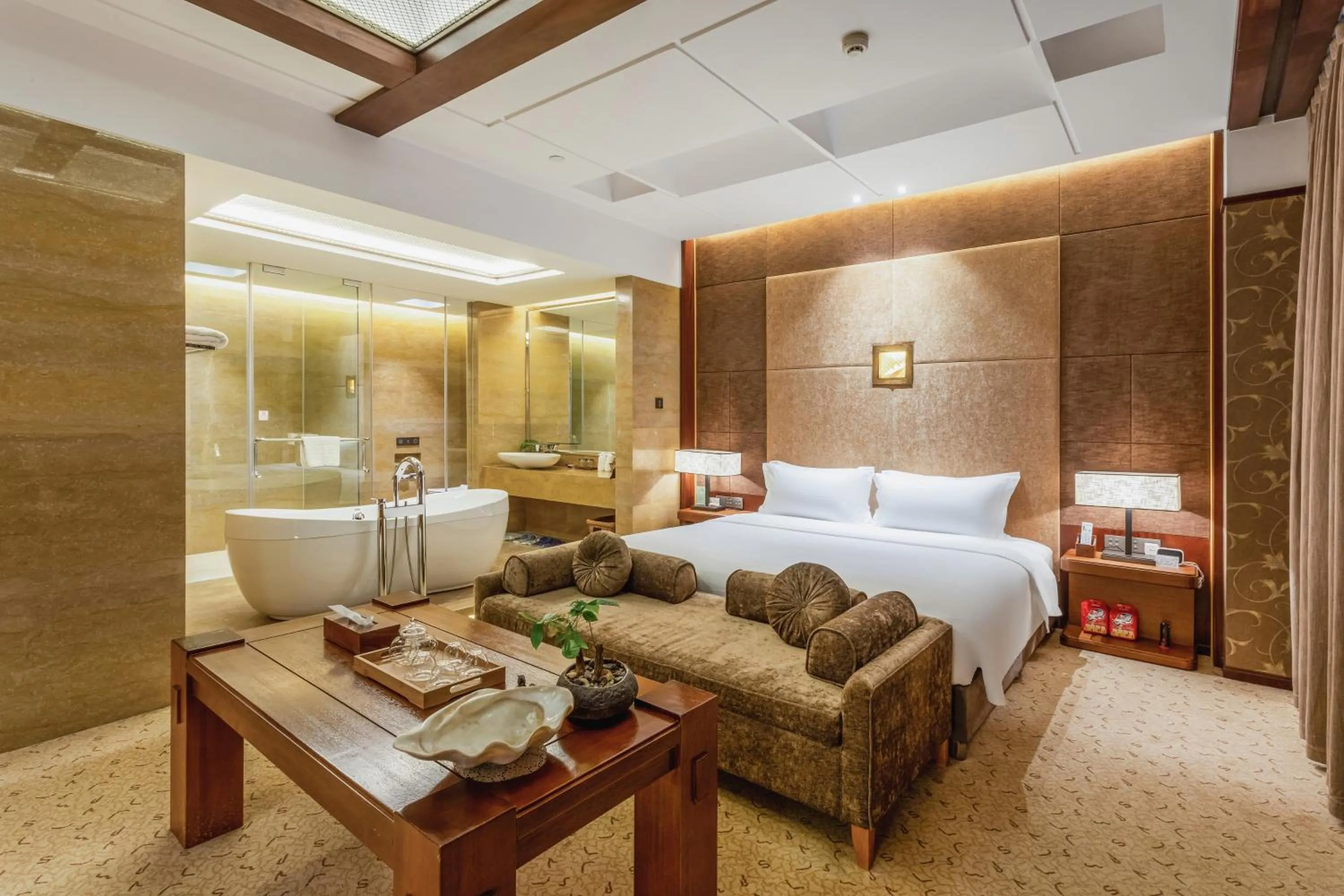 Bathroom, Bed in Chongqing Jiayu Emperor Hotel