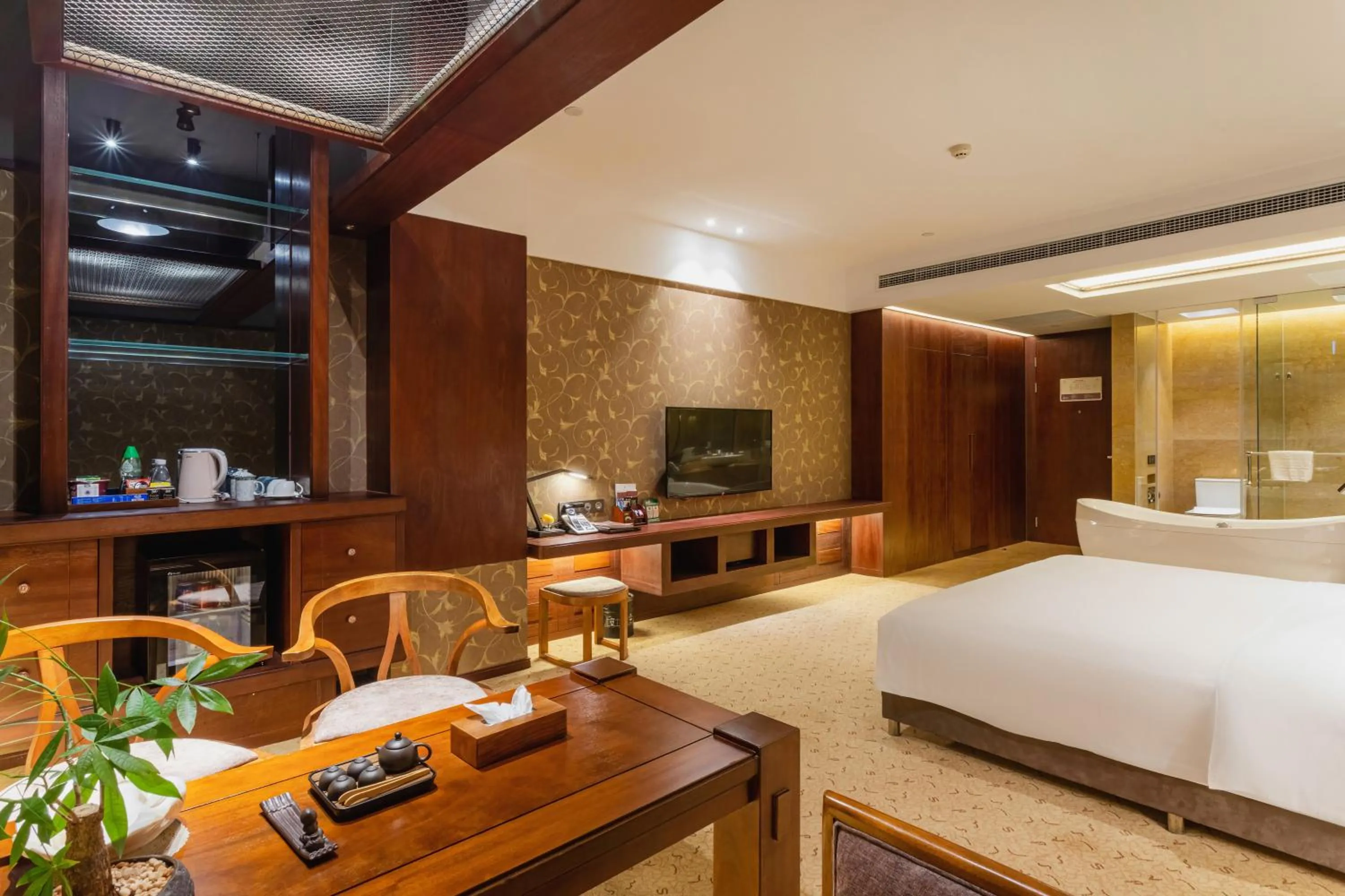 Photo of the whole room, Bed in Chongqing Jiayu Emperor Hotel