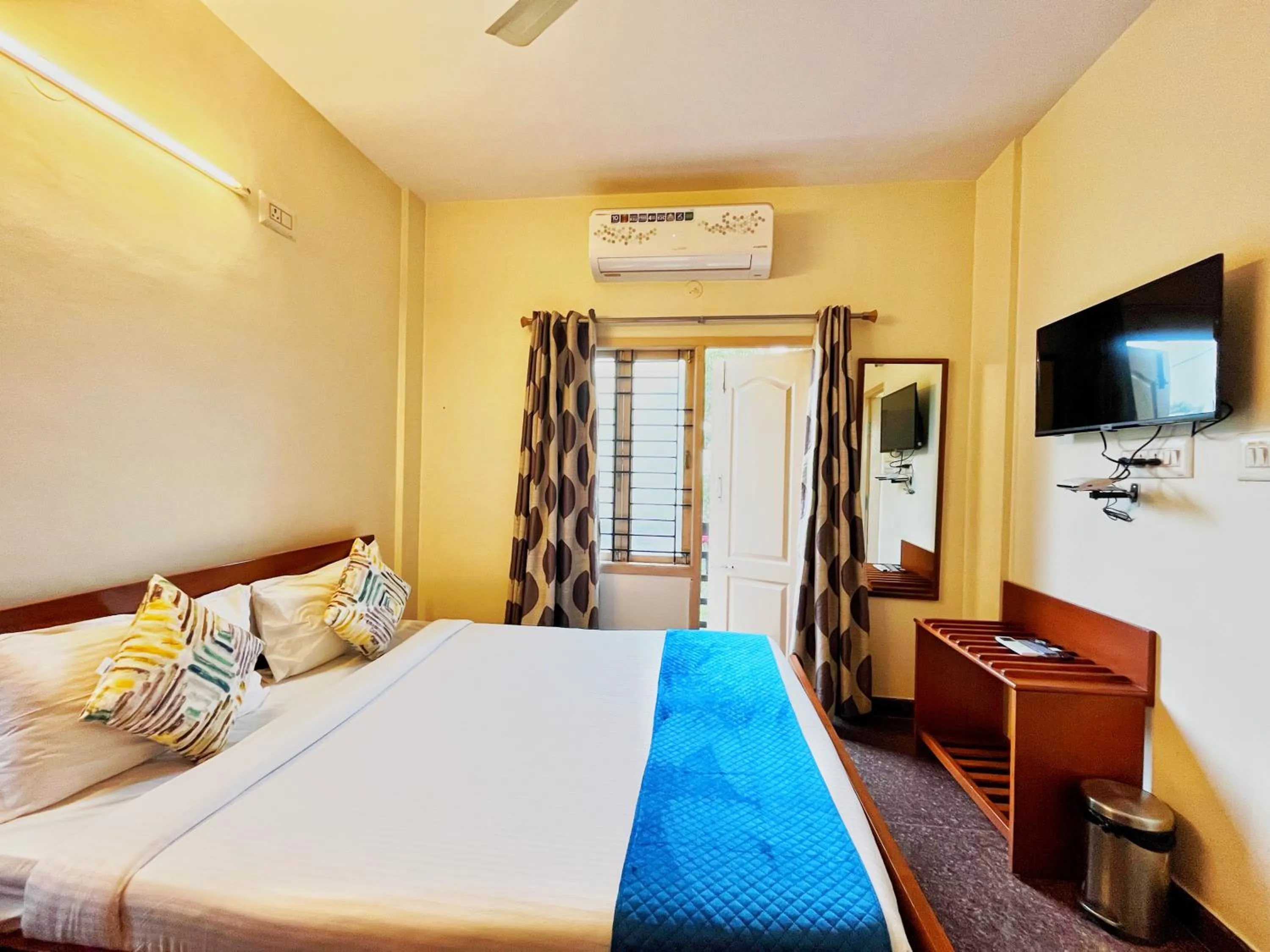 Bed in Mystic Felicity Inn