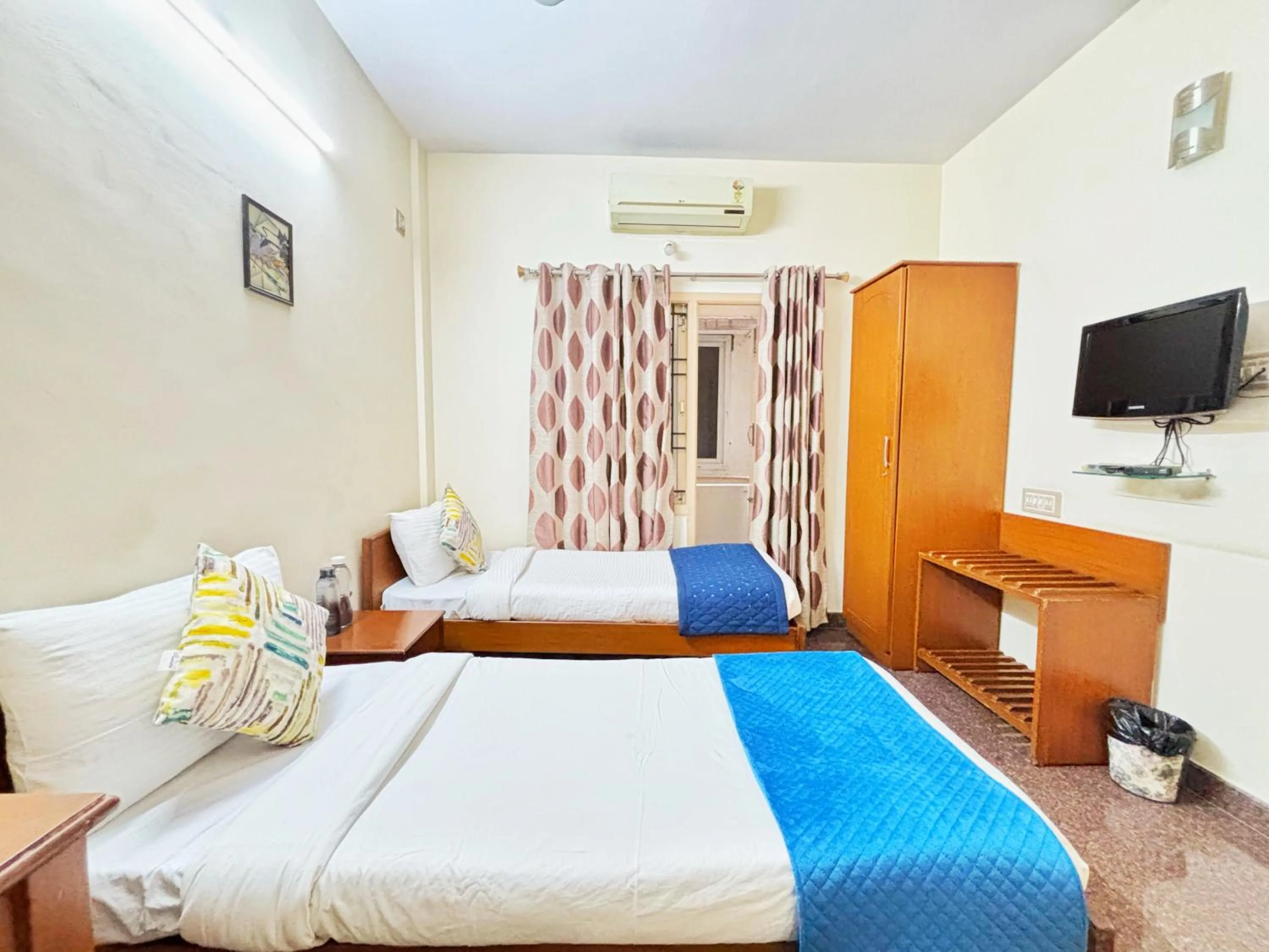 Bed in Mystic Felicity Inn